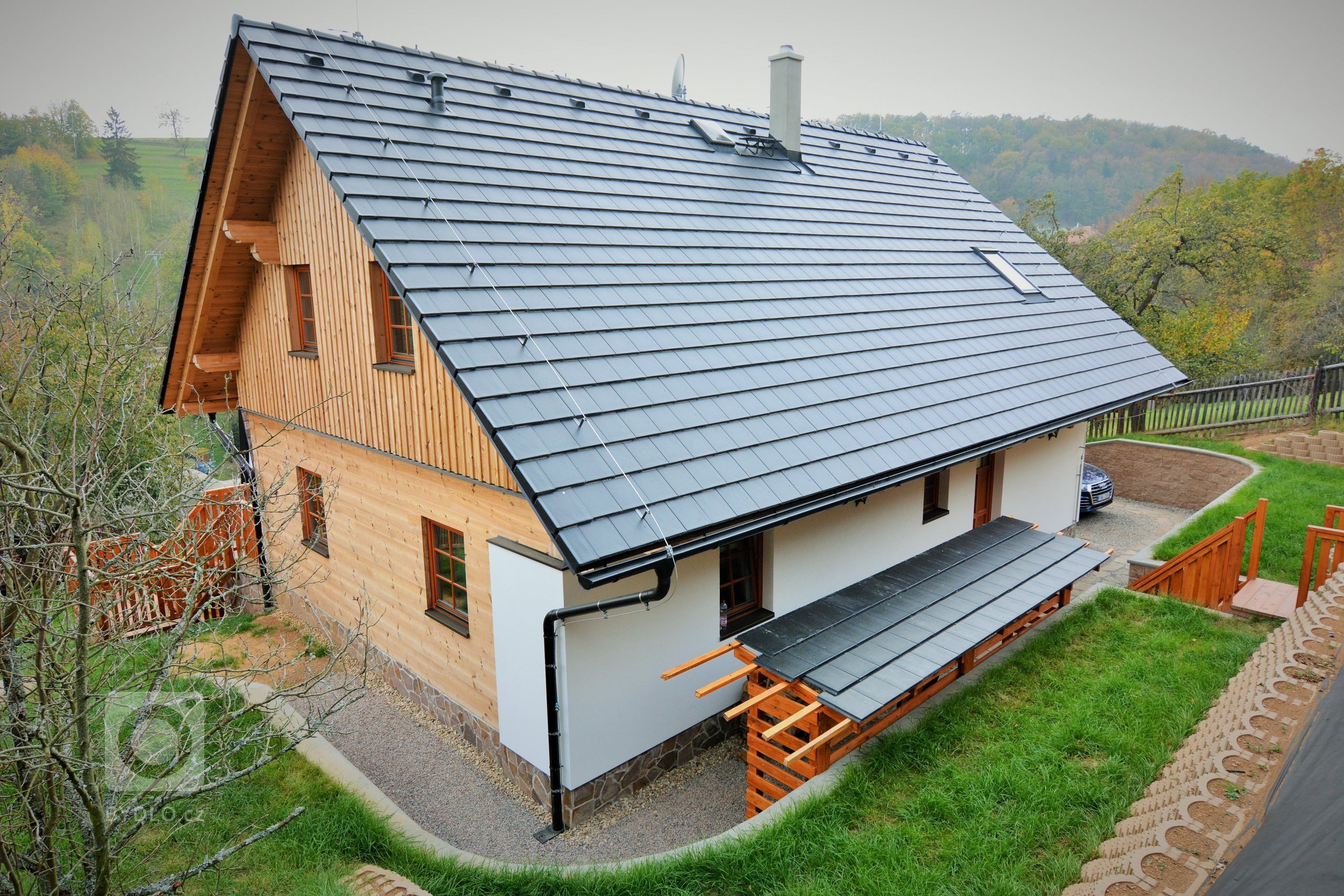 Tato z části podsklepená poloroubenka z borovice slouží k trvalému bydlení. Obvodový plášť je vyhotoven z vysušených borovicových BSH hranolů a zdících tvárnic…