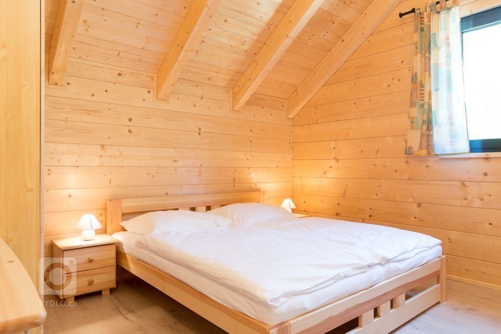 Jedná se o moderní poloroubenku (část domu je zděná) ze smrkových vysušených hranolů situovanou poblíž Lipna, je tvořena dvěma samostatnými apartmány, které je…