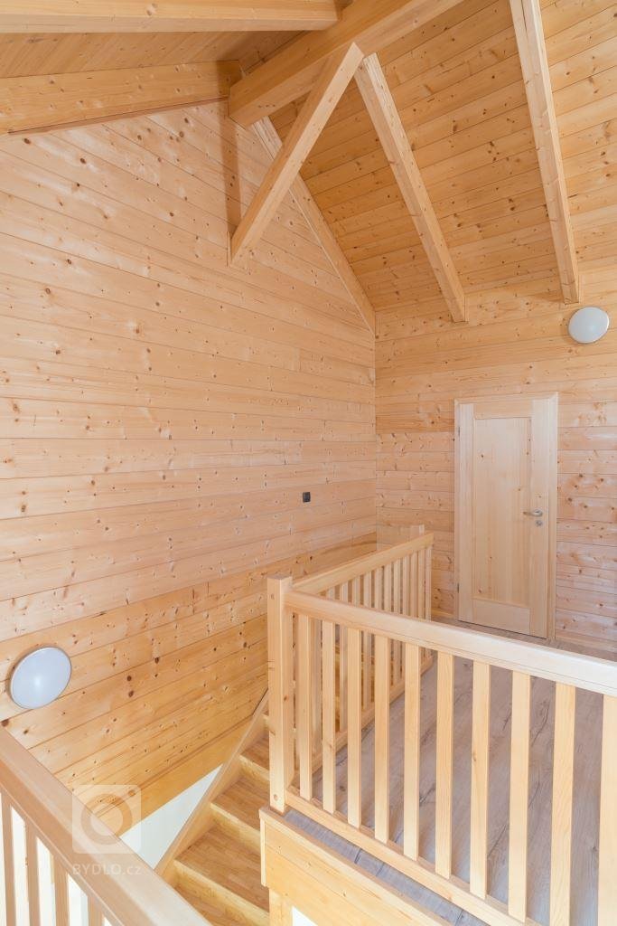 Jedná se o moderní poloroubenku (část domu je zděná) ze smrkových vysušených hranolů situovanou poblíž Lipna, je tvořena dvěma samostatnými apartmány, které je…