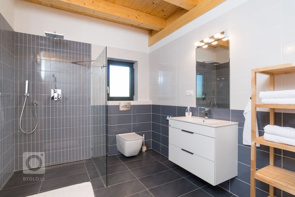 Jedná se o moderní poloroubenku (část domu je zděná) ze smrkových vysušených hranolů situovanou poblíž Lipna, je tvořena dvěma samostatnými apartmány, které je…