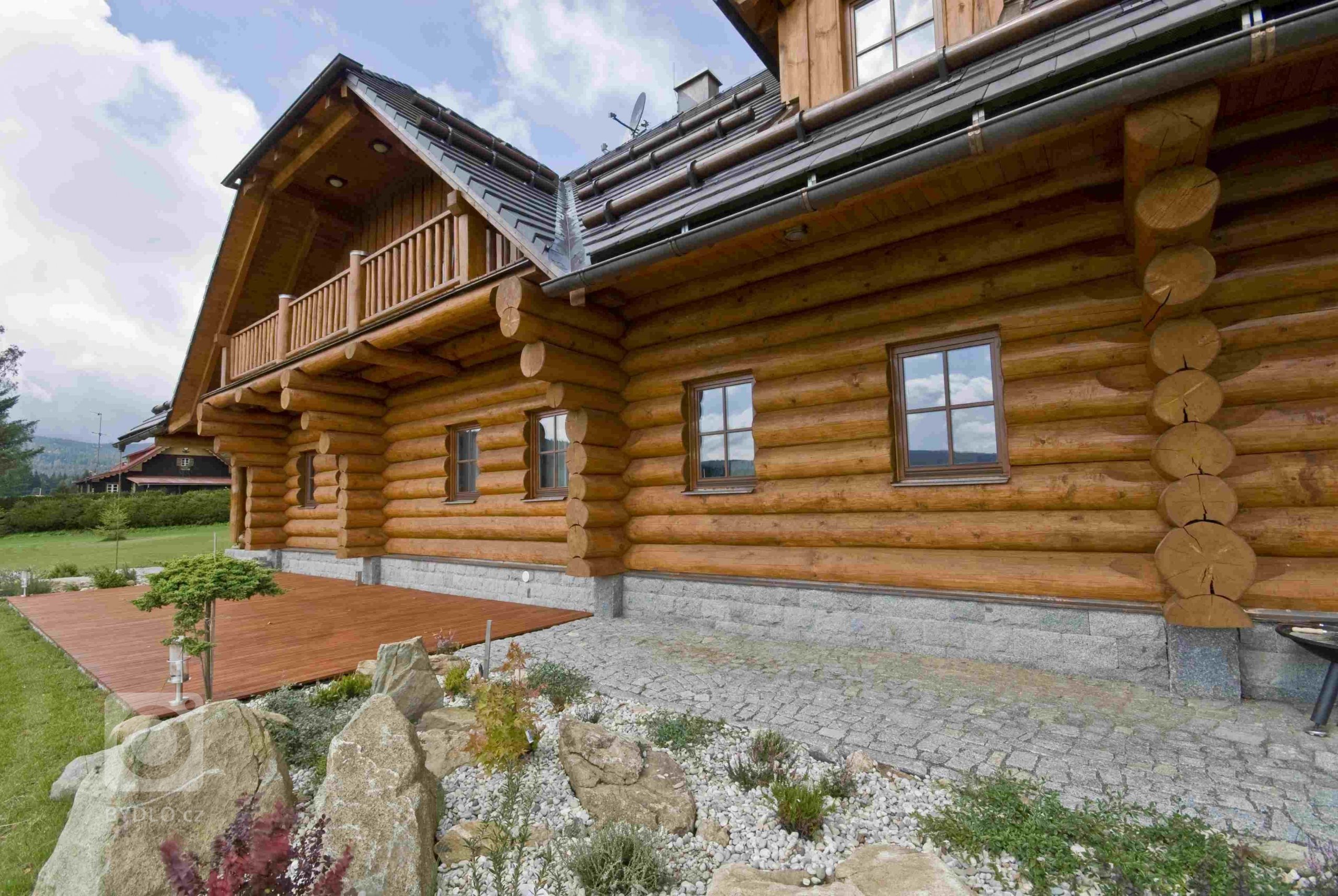 Přestože jsou za tradiční šumavské domy považovány roubenky, zavítali jsme právě sem, abychom na vlastní oči zhlédli další vydařenou realizaci srubu.…