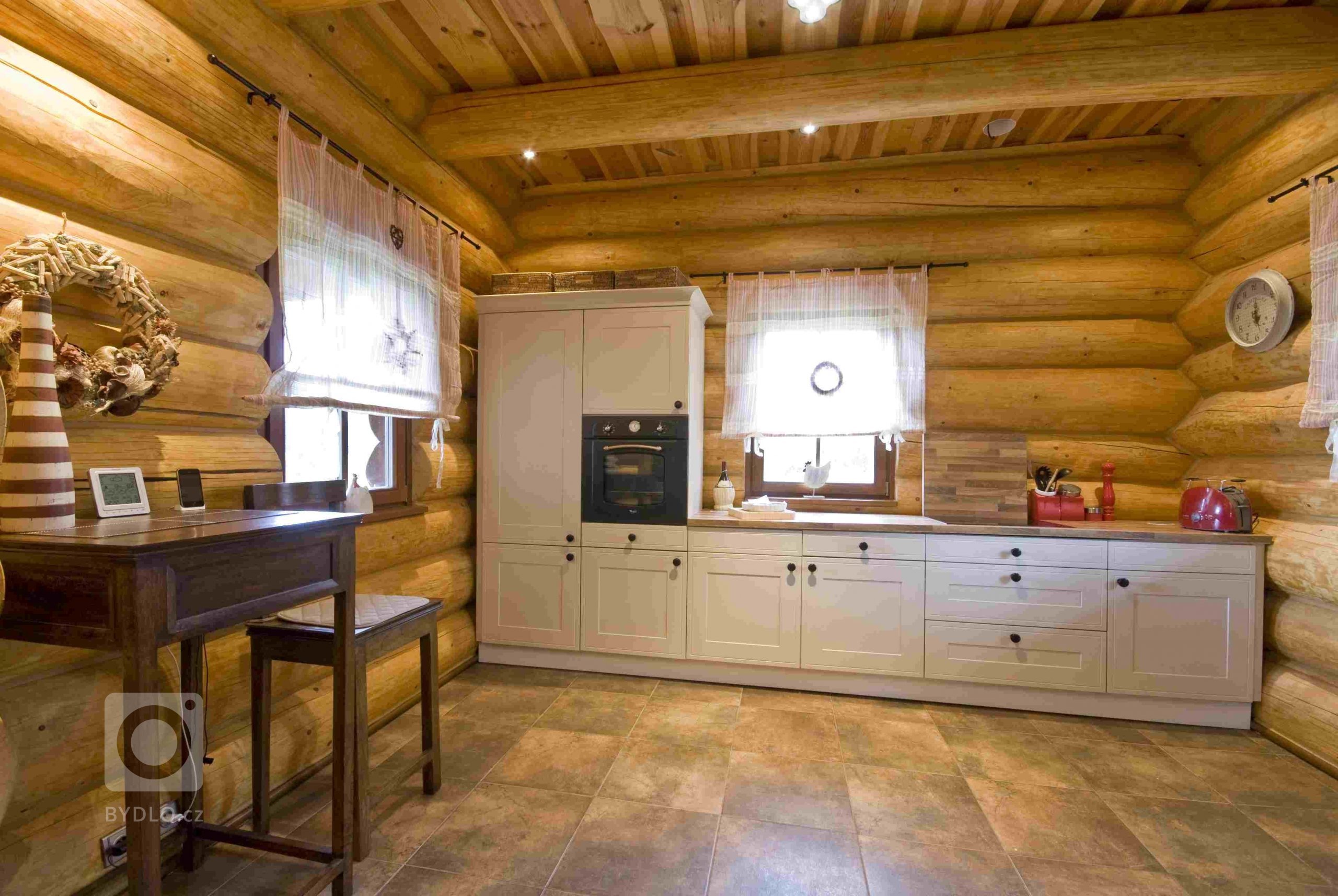 Přestože jsou za tradiční šumavské domy považovány roubenky, zavítali jsme právě sem, abychom na vlastní oči zhlédli další vydařenou realizaci srubu.…