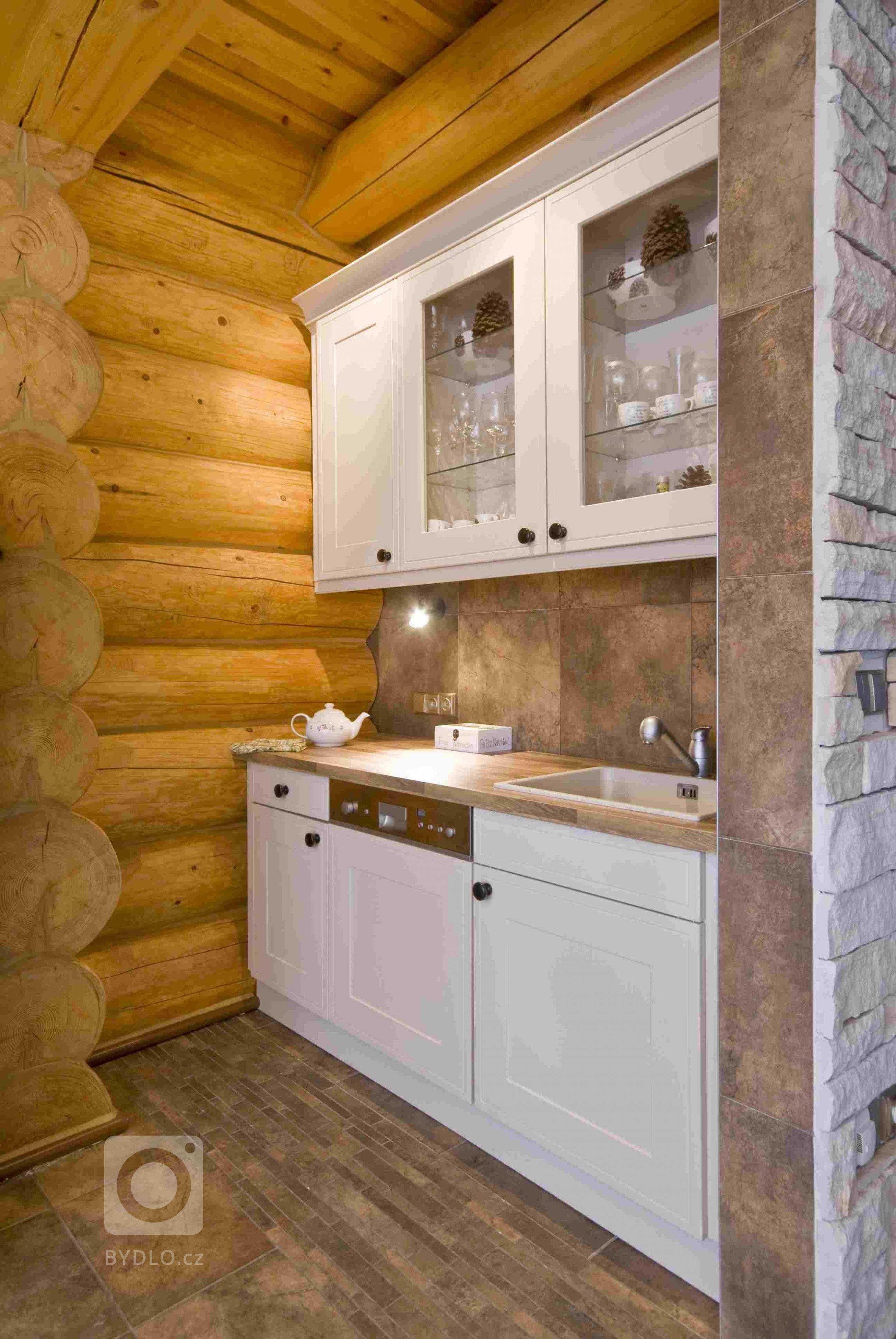 Přestože jsou za tradiční šumavské domy považovány roubenky, zavítali jsme právě sem, abychom na vlastní oči zhlédli další vydařenou realizaci srubu.…