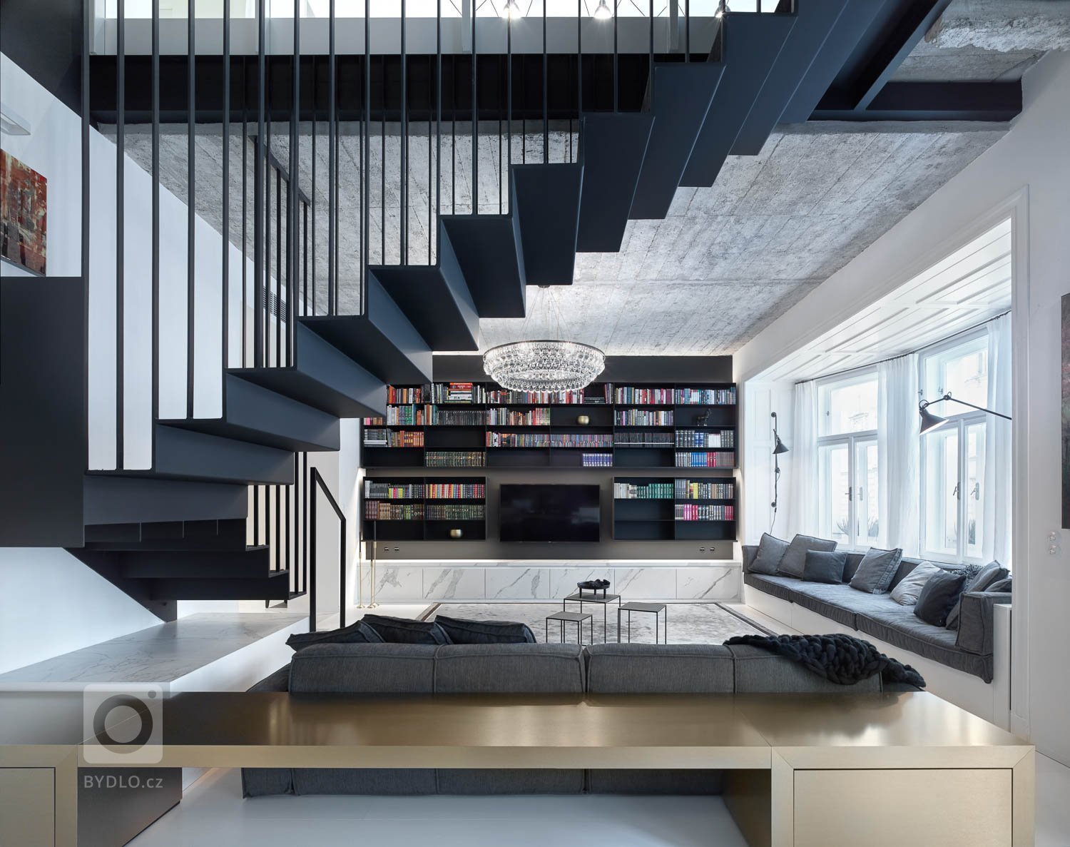 Koncept /barevnost /materiály - mezonetový byt v historickém centrum vznikl spojením dvou bytů nad sebou. Dům již v minulosti prošel razantní rekonstrukcí, po…