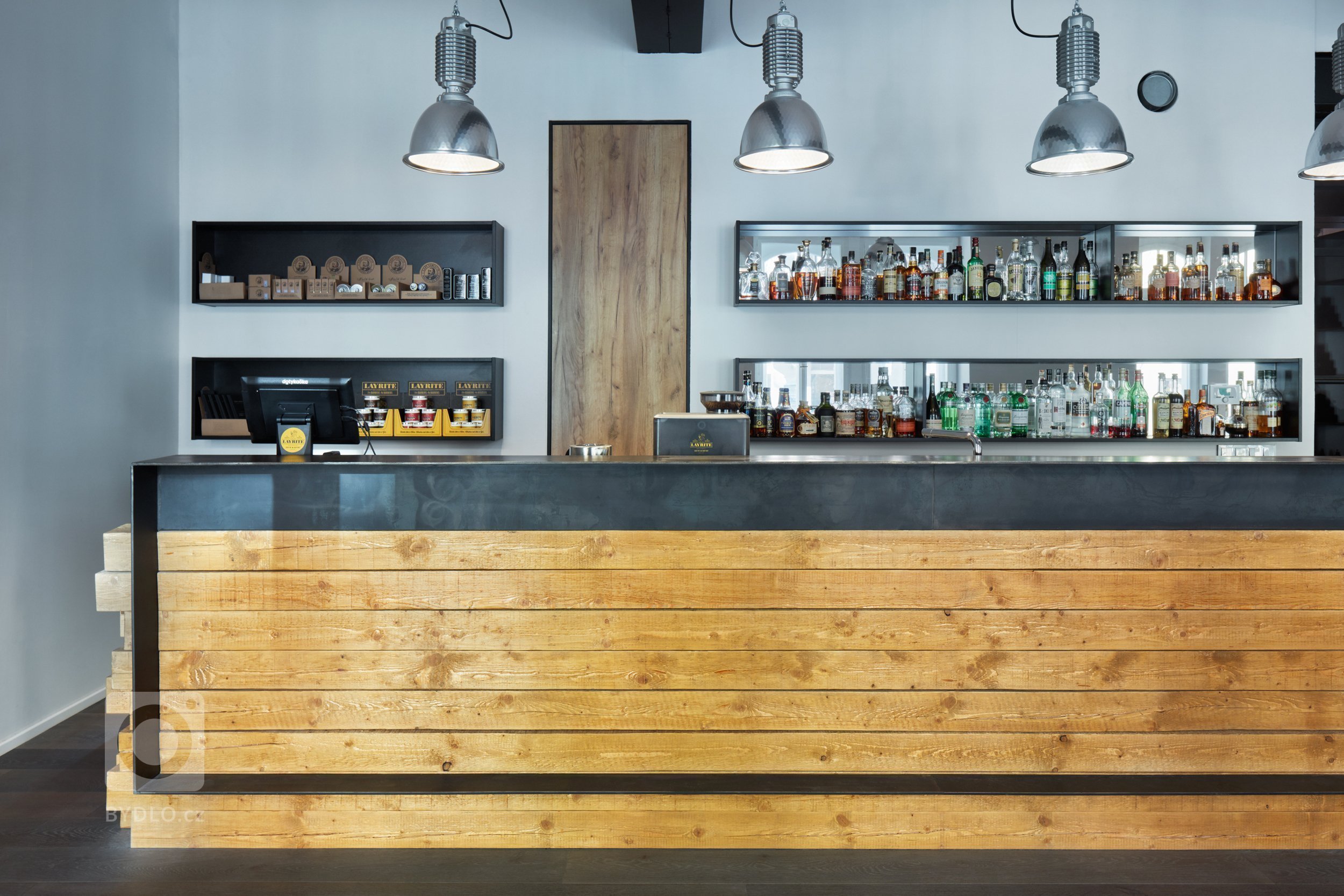 Interiér holičství

cílem bylo vytvořit pánský interiér, a to jak barevností, tak materiály. Ve stávajícím prostoru již byly provedeny statické úpravy a…