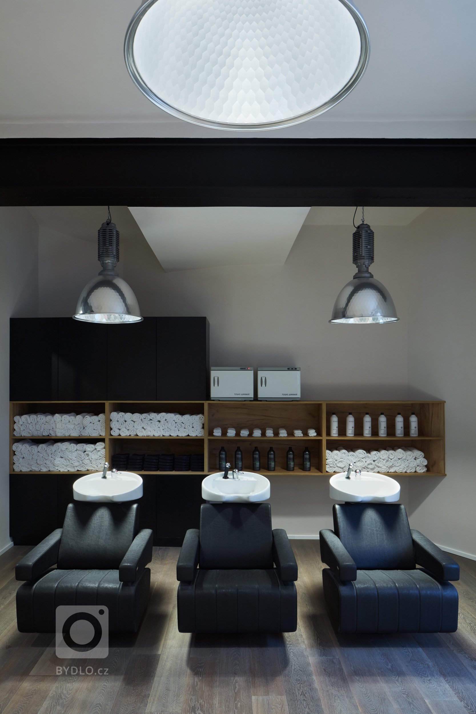 Interiér holičství

cílem bylo vytvořit pánský interiér, a to jak barevností, tak materiály. Ve stávajícím prostoru již byly provedeny statické úpravy a…