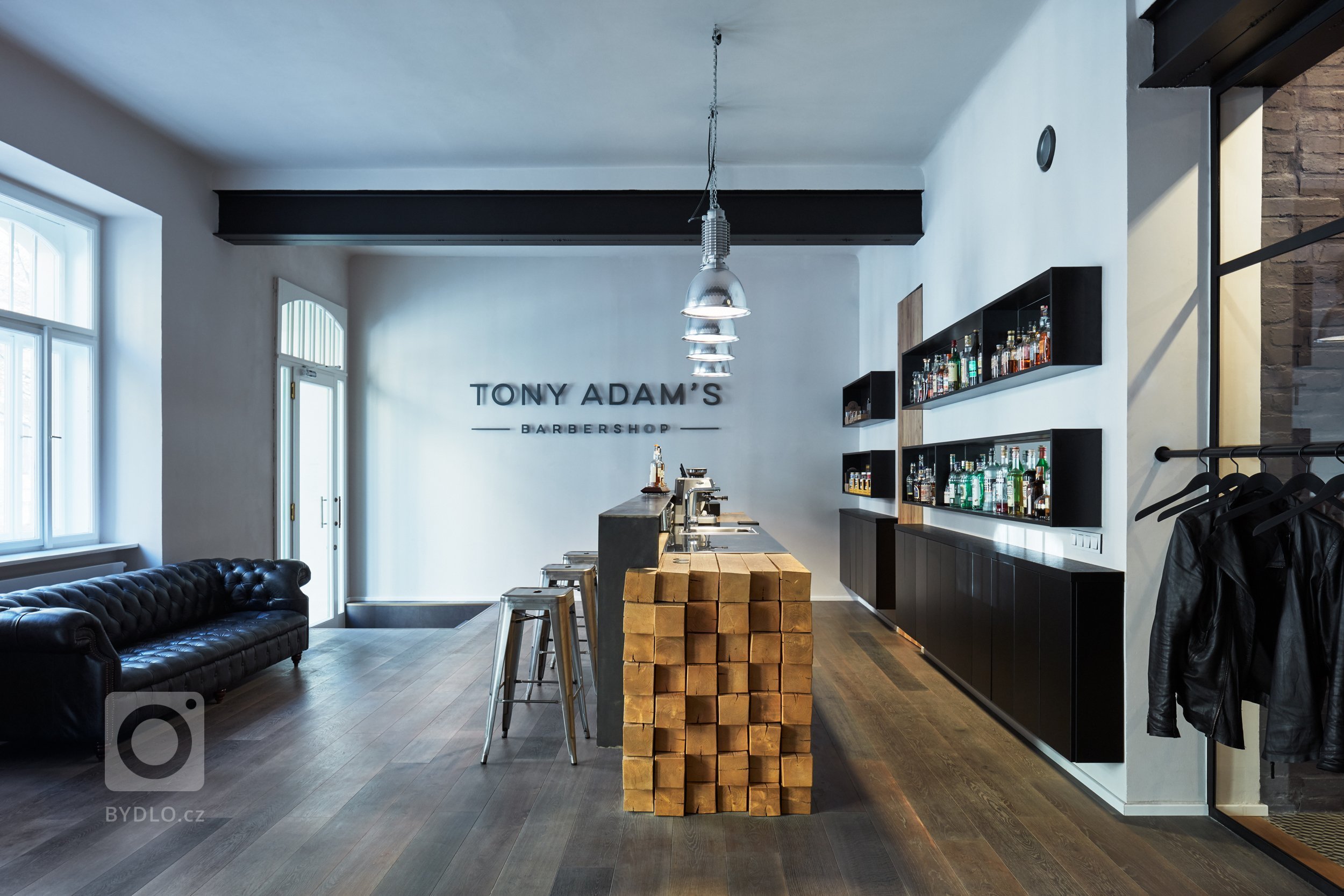 Interiér holičství

cílem bylo vytvořit pánský interiér, a to jak barevností, tak materiály. Ve stávajícím prostoru již byly provedeny statické úpravy a…