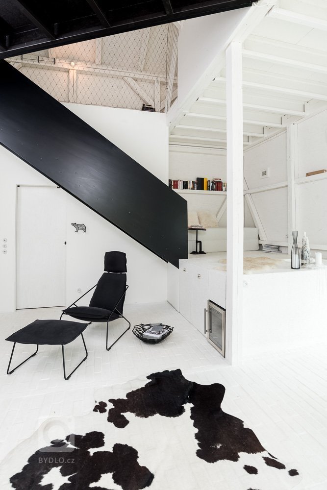 Dispozice / hmota &ndash; původní hmota stodoly zůstala v nezměněné podobě. Dispozice je zcela otevřená, vymezení prostoru a soukromí je zajištěno pevným vs.…