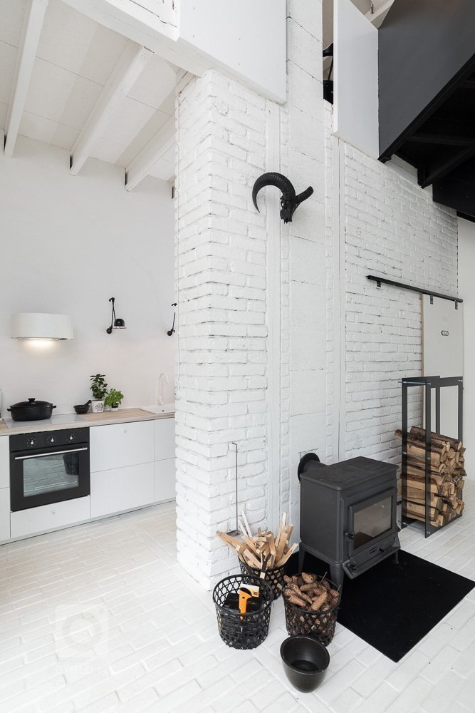 Dispozice / hmota &ndash; původní hmota stodoly zůstala v nezměněné podobě. Dispozice je zcela otevřená, vymezení prostoru a soukromí je zajištěno pevným vs.…