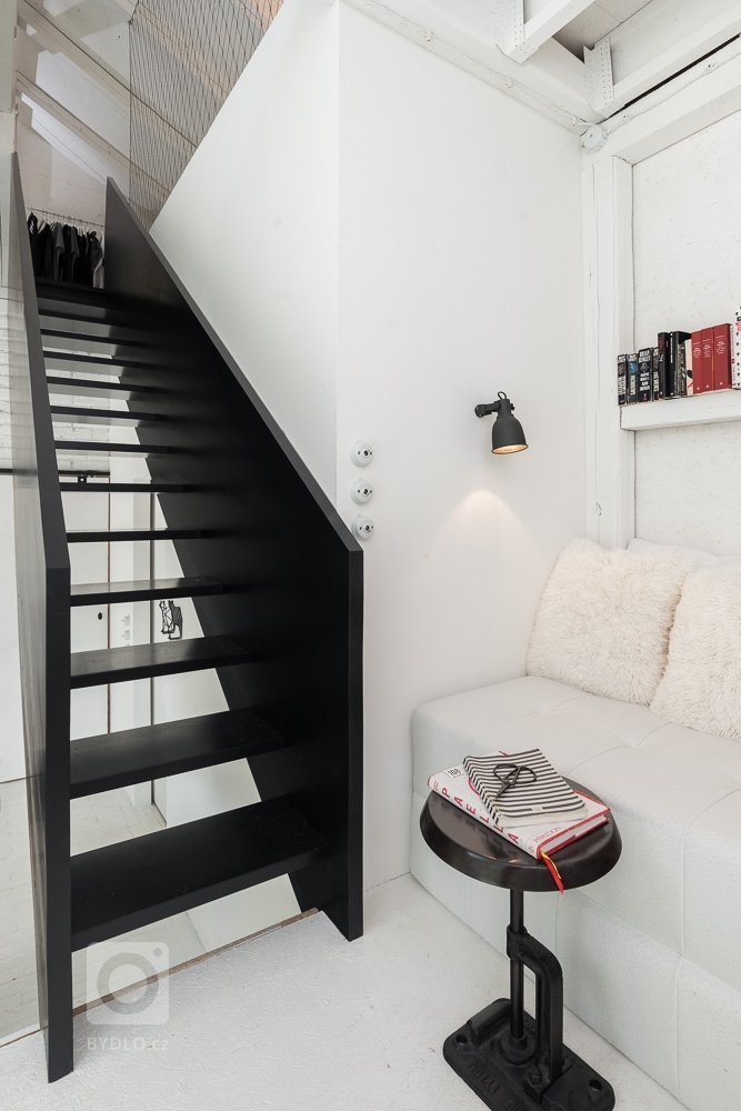 Dispozice / hmota &ndash; původní hmota stodoly zůstala v nezměněné podobě. Dispozice je zcela otevřená, vymezení prostoru a soukromí je zajištěno pevným vs.…