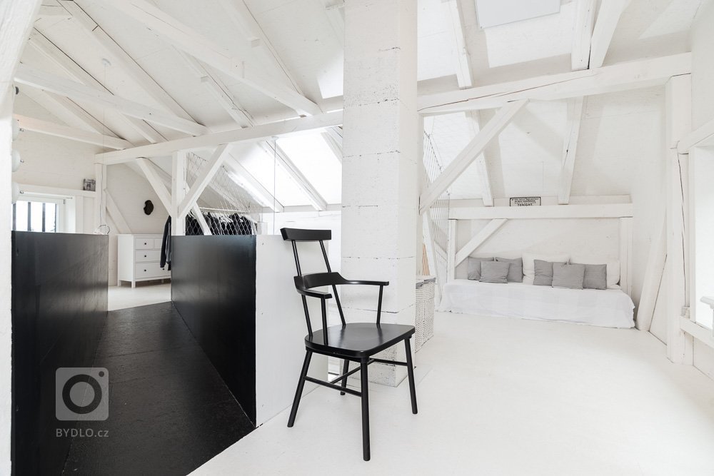 Dispozice / hmota &ndash; původní hmota stodoly zůstala v nezměněné podobě. Dispozice je zcela otevřená, vymezení prostoru a soukromí je zajištěno pevným vs.…