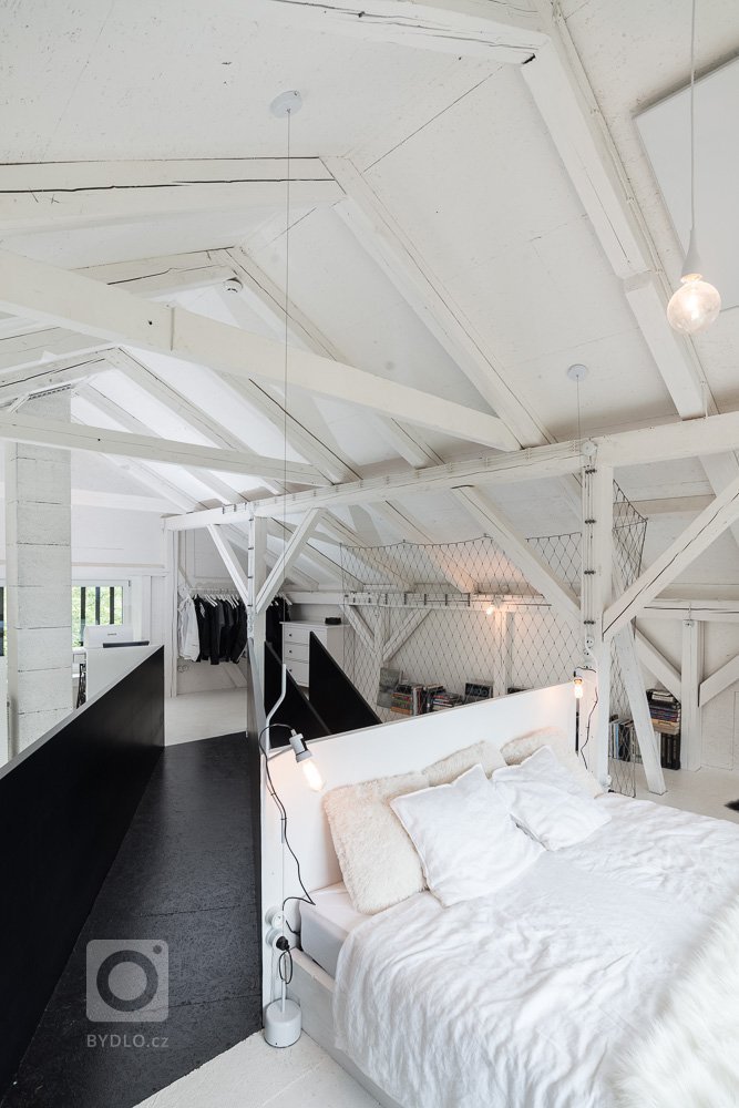 Dispozice / hmota &ndash; původní hmota stodoly zůstala v nezměněné podobě. Dispozice je zcela otevřená, vymezení prostoru a soukromí je zajištěno pevným vs.…