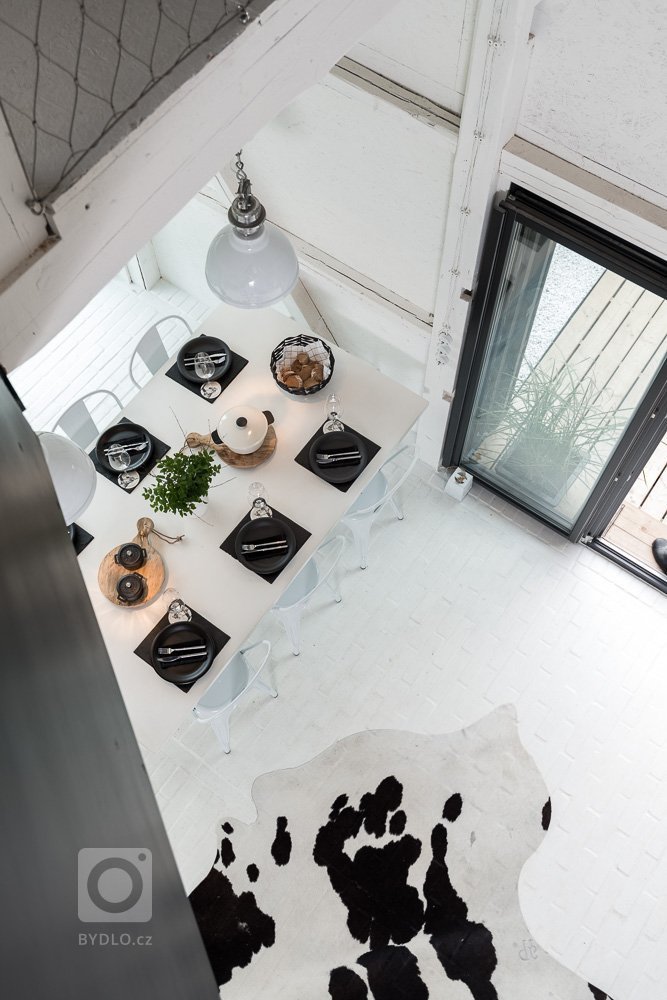 Dispozice / hmota &ndash; původní hmota stodoly zůstala v nezměněné podobě. Dispozice je zcela otevřená, vymezení prostoru a soukromí je zajištěno pevným vs.…