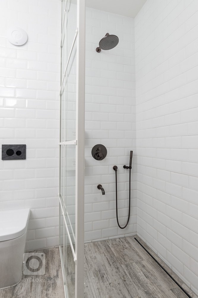 Dispozice / hmota &ndash; původní hmota stodoly zůstala v nezměněné podobě. Dispozice je zcela otevřená, vymezení prostoru a soukromí je zajištěno pevným vs.…