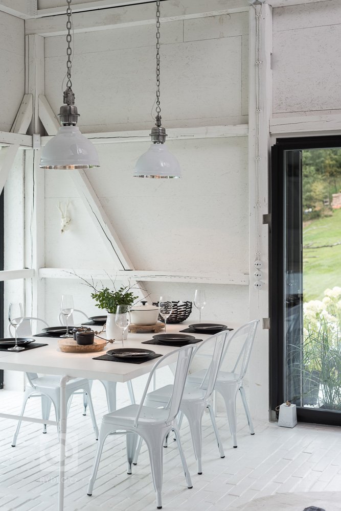 Dispozice / hmota &ndash; původní hmota stodoly zůstala v nezměněné podobě. Dispozice je zcela otevřená, vymezení prostoru a soukromí je zajištěno pevným vs.…