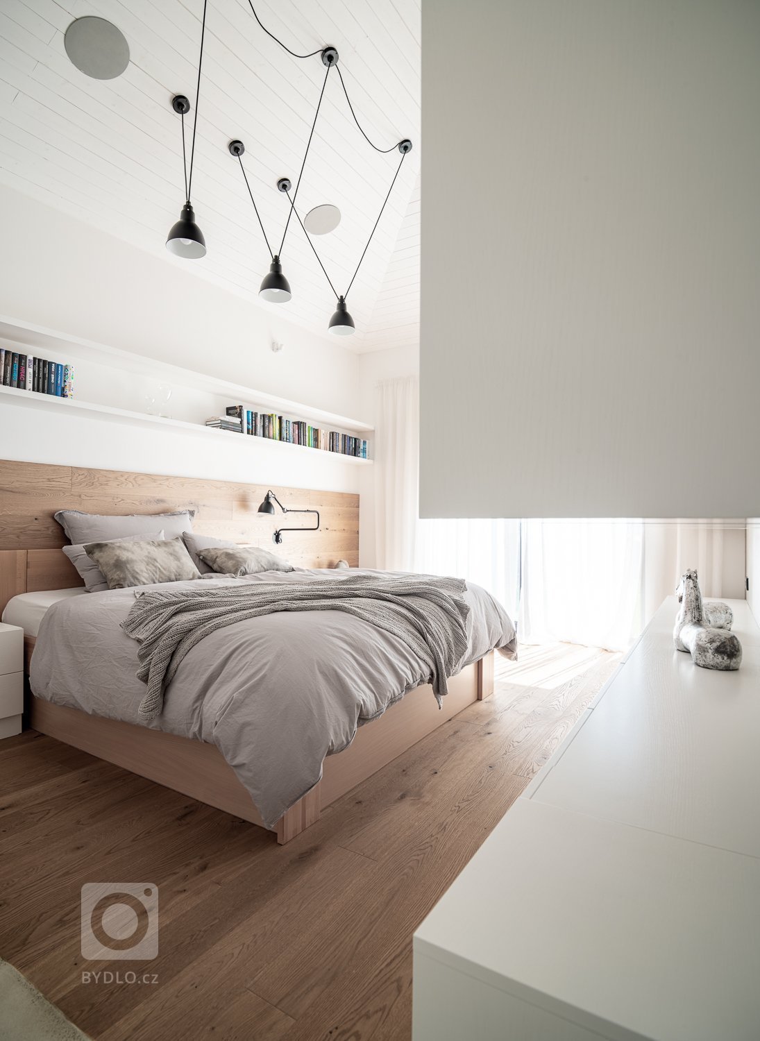 Dřevěné obložení stropu vytvořilo geometrický prvek linií, které pocitově rozbily plochu stropu na menší části. Ten se tak stal zajímavým fragmentem místnosti. 