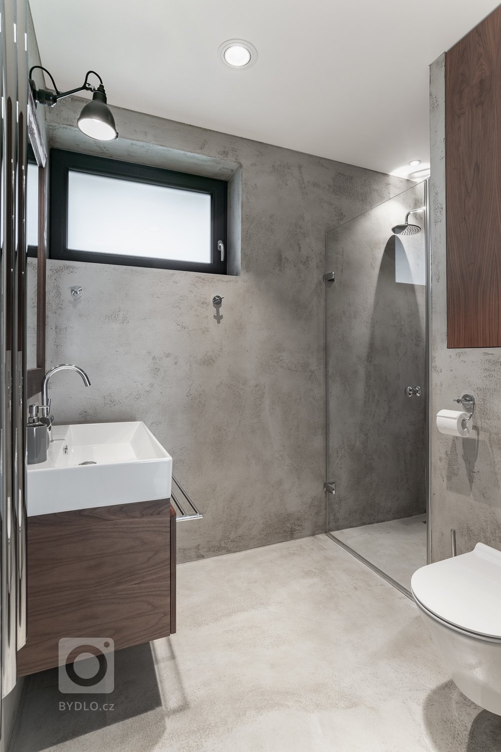 BetonKoupelna byla původní, pouze jsme je doladili pomocí doplňků a drobných úprav. ové stěrky.