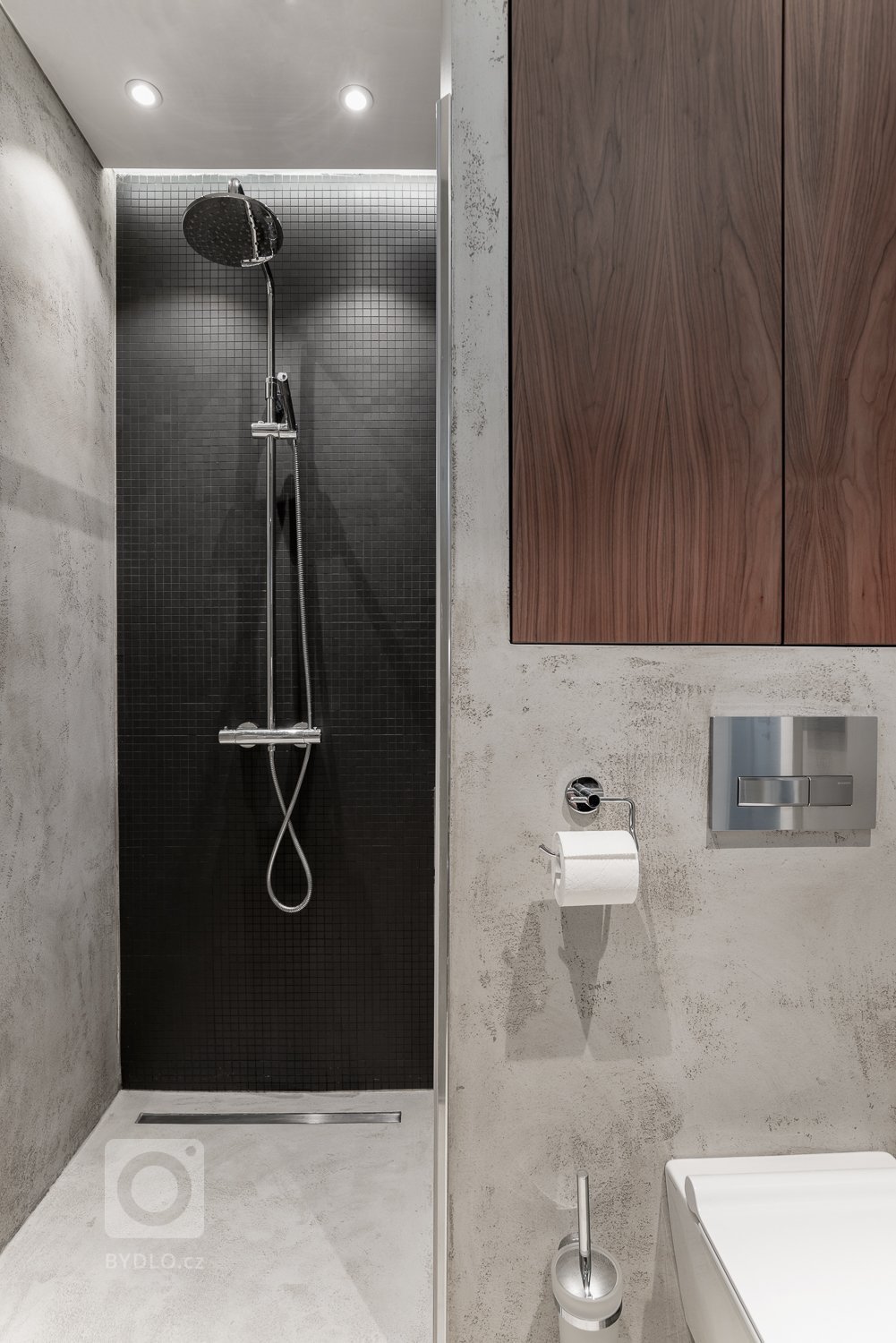 Koupelna byla původní, pouze jsme je doladili pomocí doplňků a drobných úprav. 