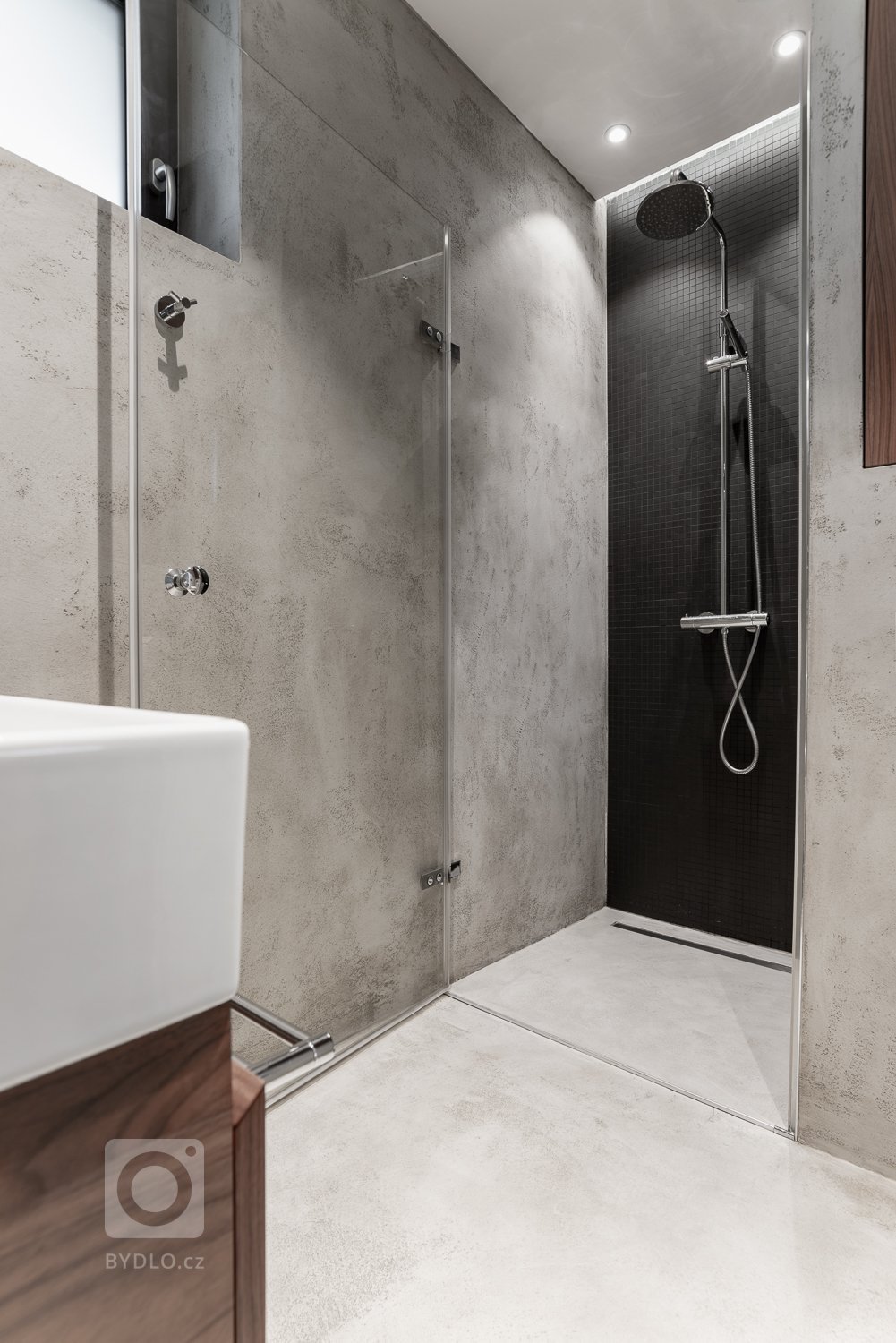 Koupelna byla původní, pouze jsme je doladili pomocí doplňků a drobných úprav. 