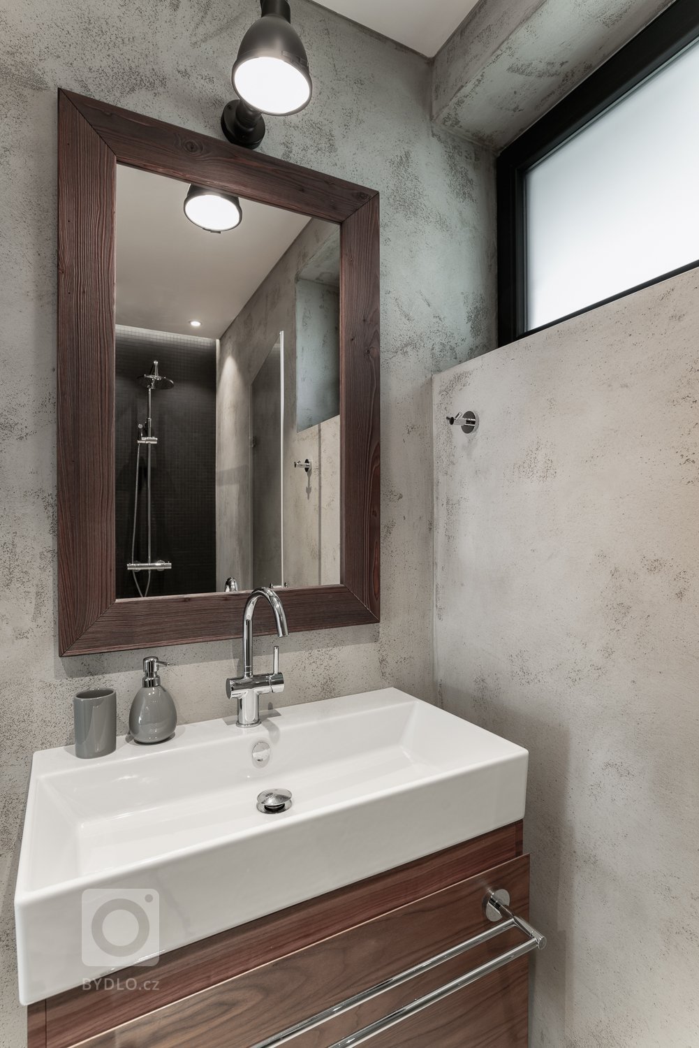 Koupelna byla původní, pouze jsme je doladili pomocí doplňků a drobných úprav. 