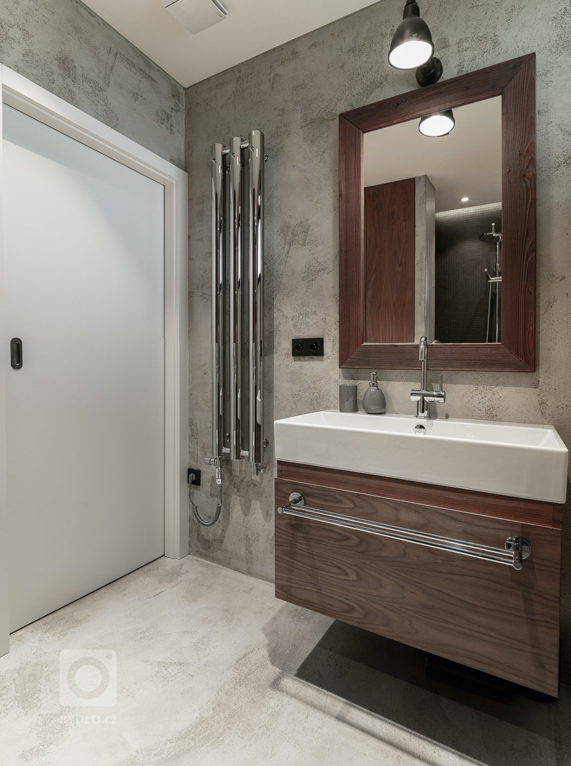 Koupelna byla původní, pouze jsme je doladili pomocí doplňků a drobných úprav. 