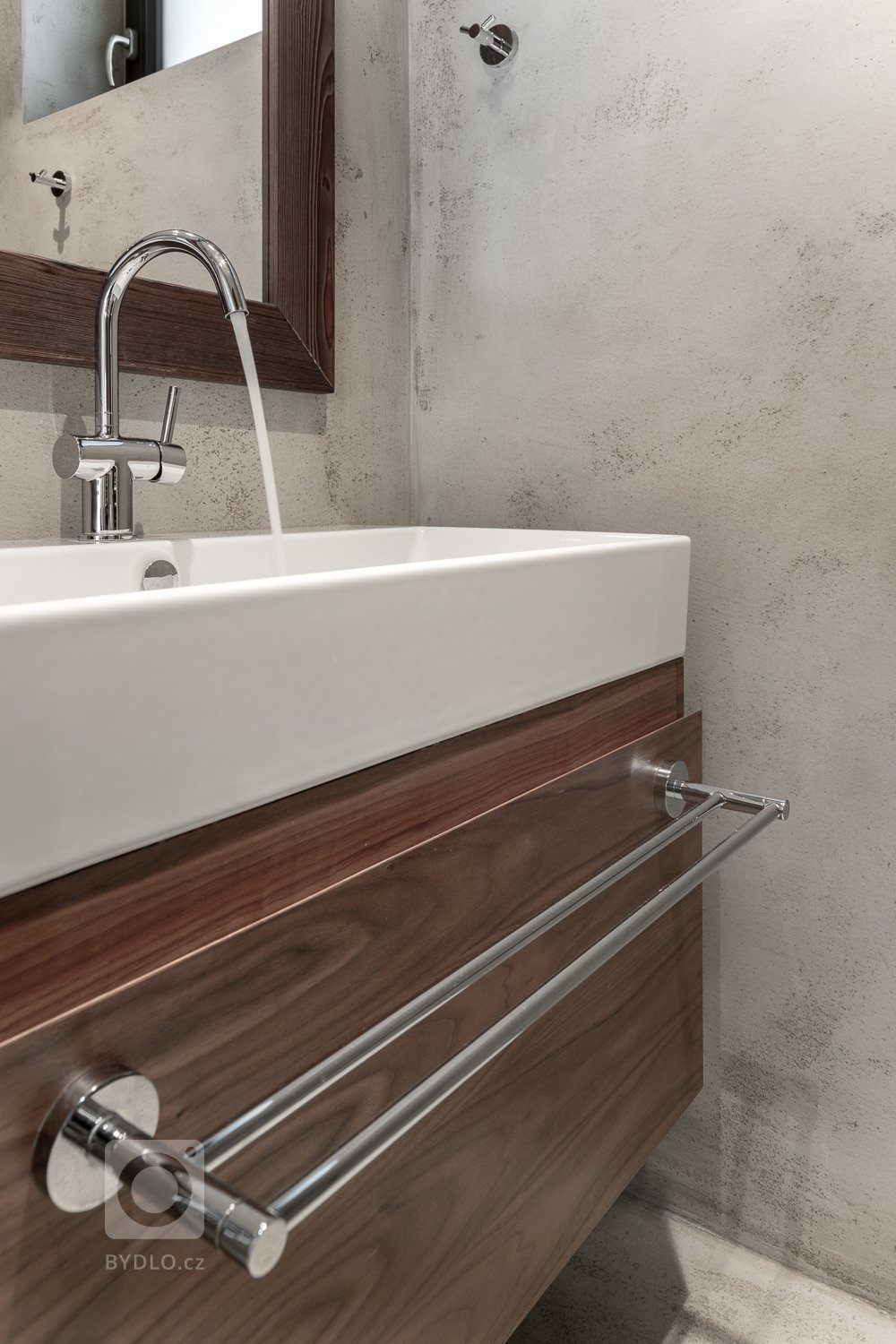 Koupelna byla původní, pouze jsme je doladili pomocí doplňků a drobných úprav. 