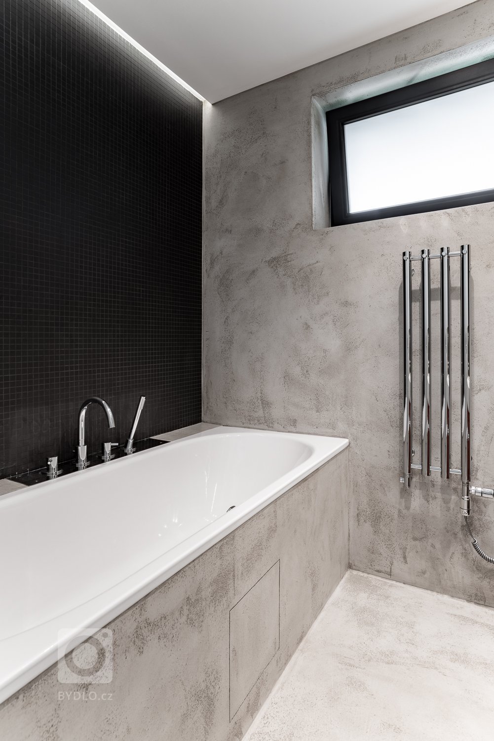 Koupelna byla původní, pouze jsme je doladili pomocí doplňků a drobných úprav. 