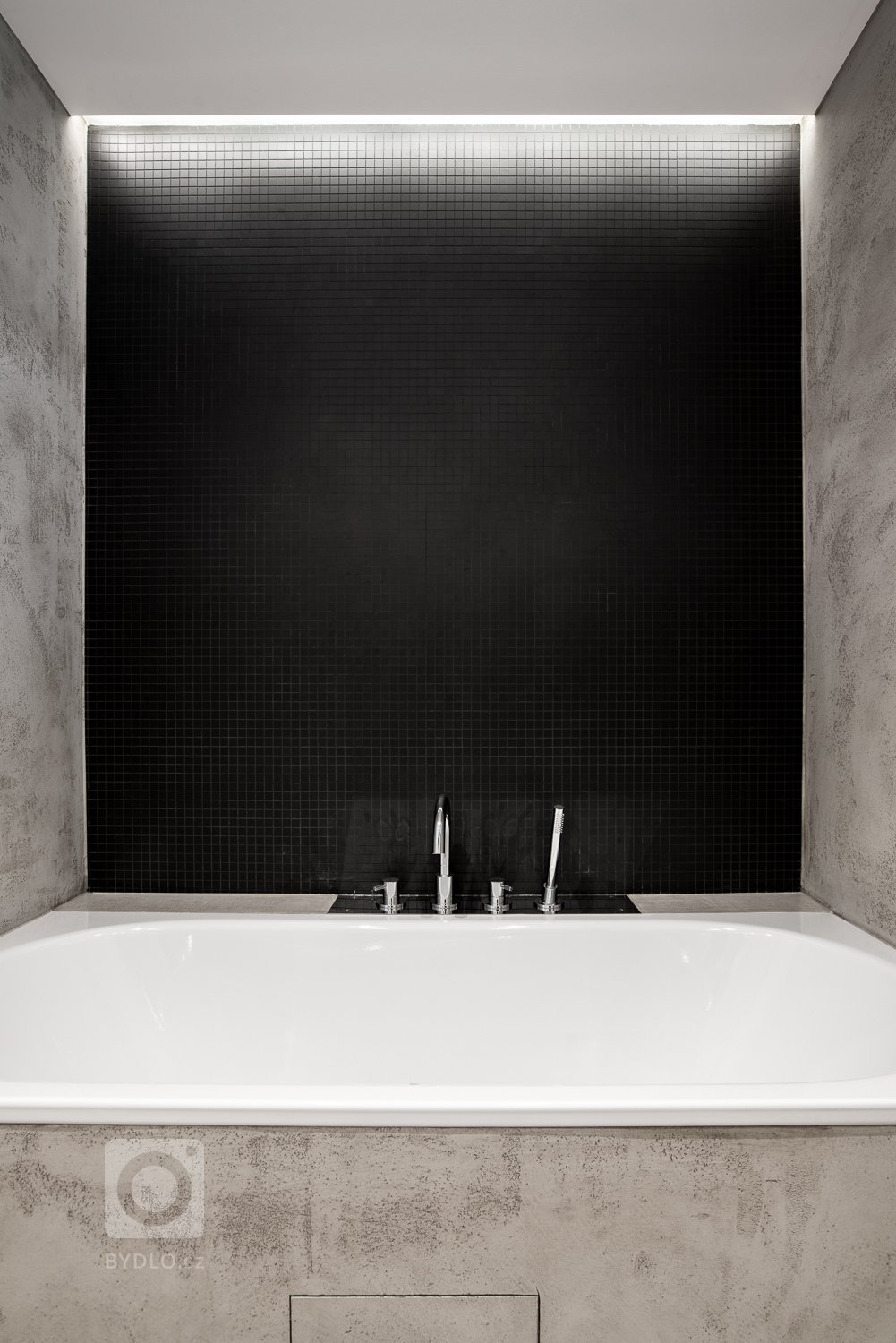 Koupelna byla původní, pouze jsme je doladili pomocí doplňků a drobných úprav. 