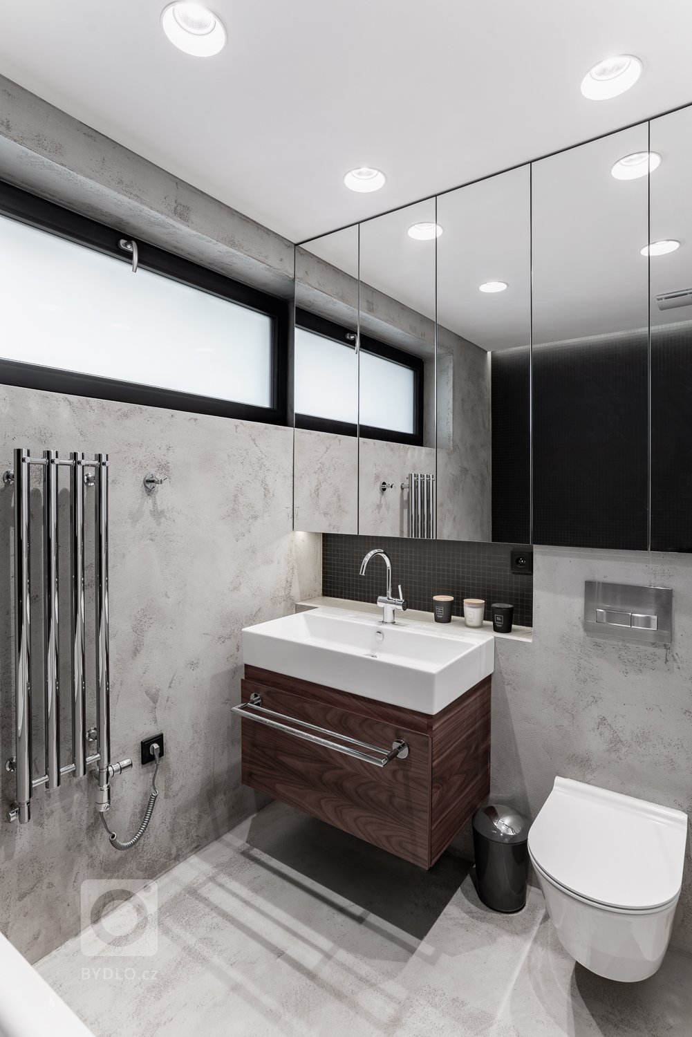 Koupelna byla původní, pouze jsme je doladili pomocí doplňků a drobných úprav. 