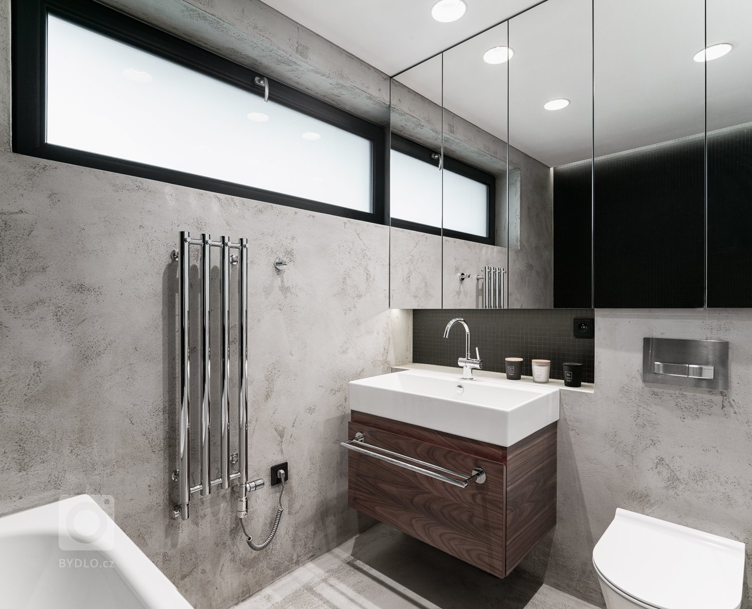 Koupelna byla původní, pouze jsme je doladili pomocí doplňků a drobných úprav. 