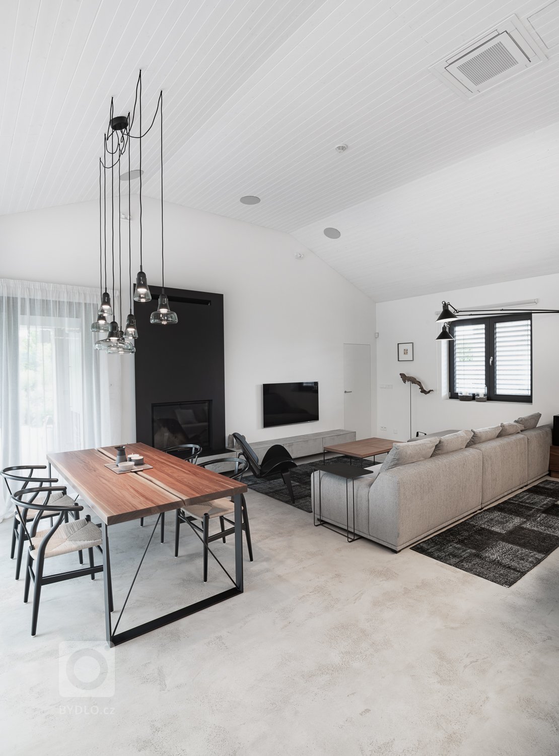 Osvětlení nad stolem zajistil “pavouk” ze skleněných, na tónovaných, různě velkých světel. 