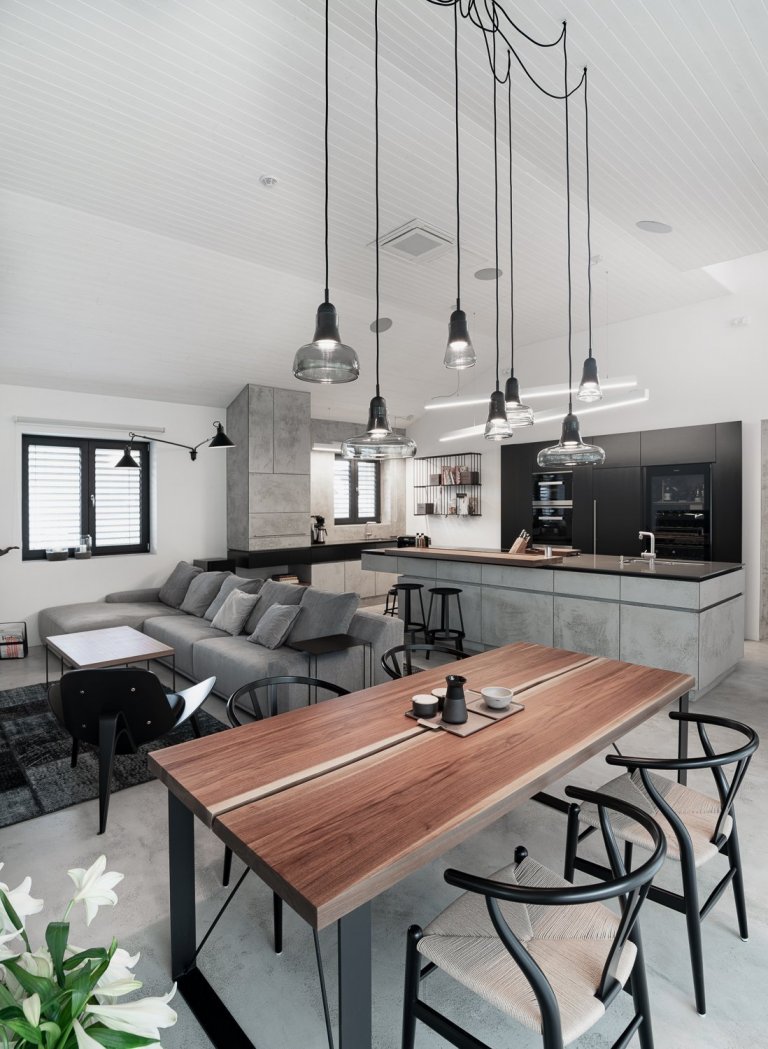 RD disponuje velkým otevřeným konceptem obývacího pokoje, jídelním koutem, kuchyní s ostrůvkem a navazujícím barem k sezení.