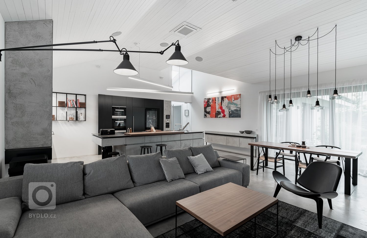 Zóna pro obývací pokoj byla definována pomocí sedací soupravy do tvaru L.