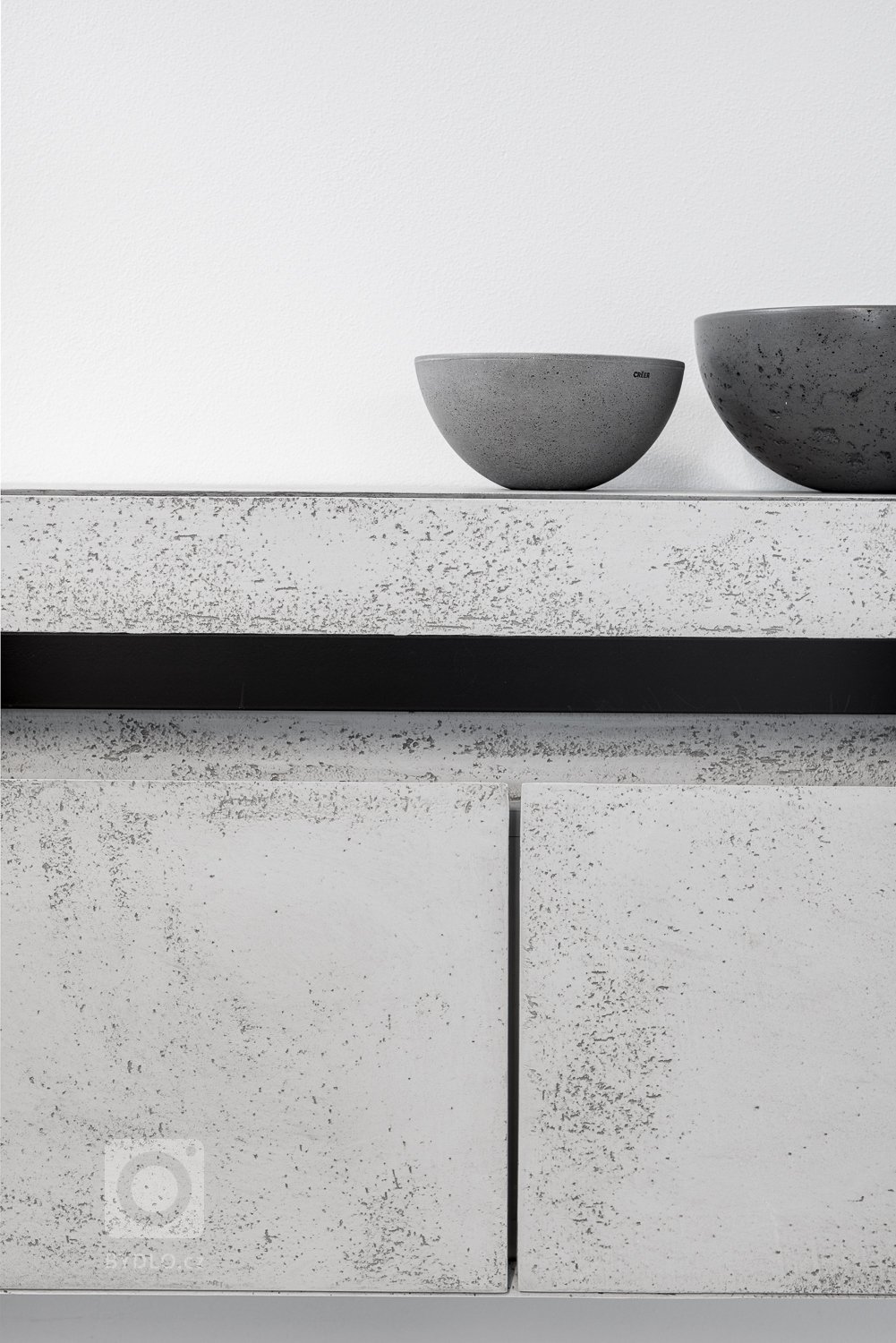 Komoda je unikátním prvkem, a to z hlediska její konstrukce a mechanismu. Byla navržena tak, aby v sobě ukrývala prostor na klíče, drobné i větší předměty a nabíjecí doky na mobil, a to vše bezdrátově. Byl kladen vysoký důraz na není její multifunkčnost, praktičnost a estetické provedení, což se bezpochyby odrazilo i na ostatním nábytku. 