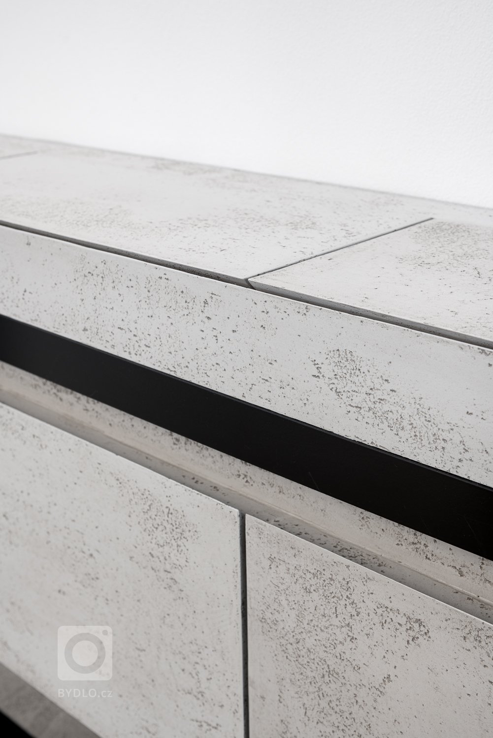 Komoda je unikátním prvkem, a to z hlediska její konstrukce a mechanismu. Byla navržena tak, aby v sobě ukrývala prostor na klíče, drobné i větší předměty a nabíjecí doky na mobil, a to vše bezdrátově. Byl kladen vysoký důraz na není její multifunkčnost, praktičnost a estetické provedení, což se bezpochyby odrazilo i na ostatním nábytku. 