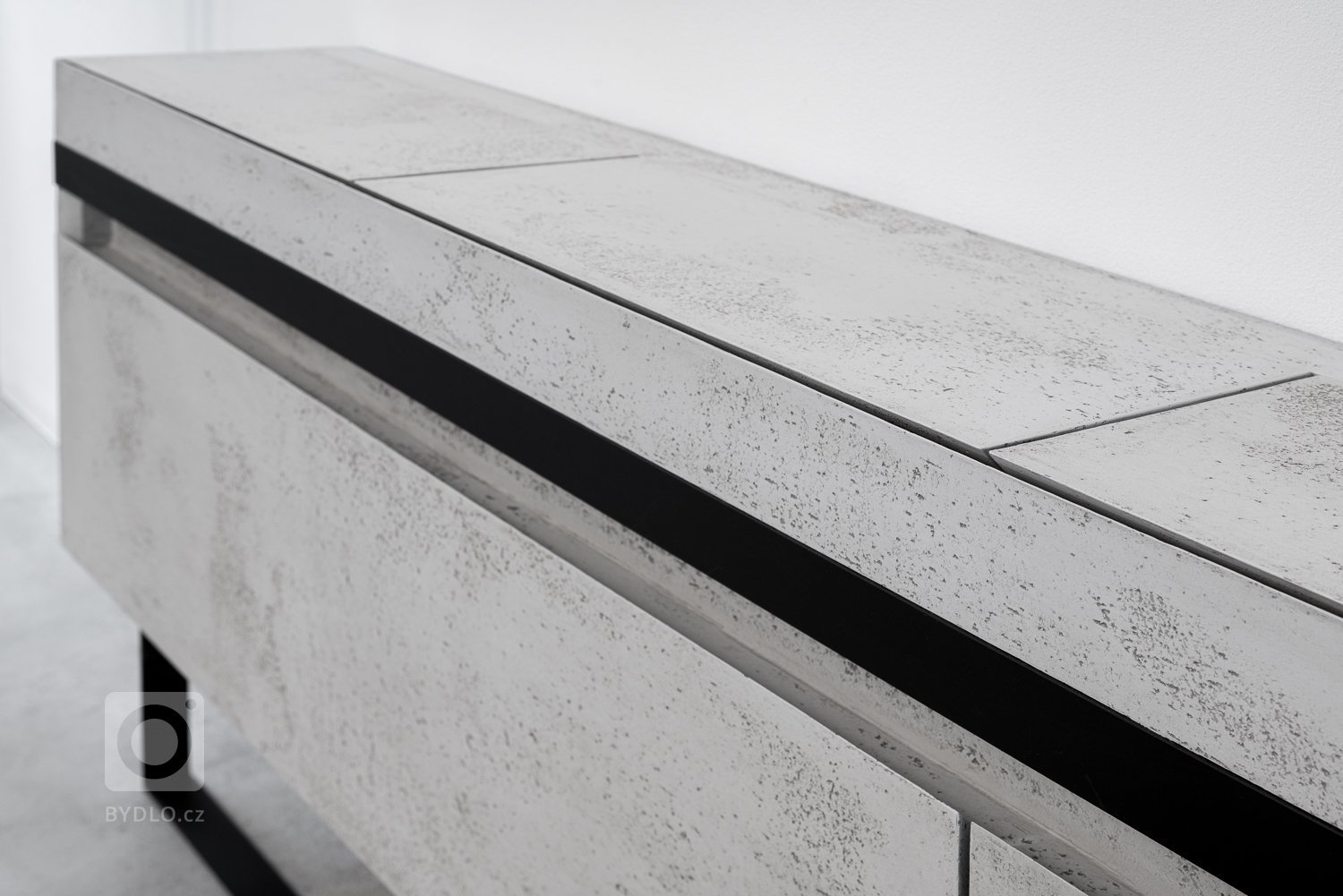 Komoda je unikátním prvkem, a to z hlediska její konstrukce a mechanismu. Byla navržena tak, aby v sobě ukrývala prostor na klíče, drobné i větší předměty a nabíjecí doky na mobil, a to vše bezdrátově. Byl kladen vysoký důraz na není její multifunkčnost, praktičnost a estetické provedení, což se bezpochyby odrazilo i na ostatním nábytku. 