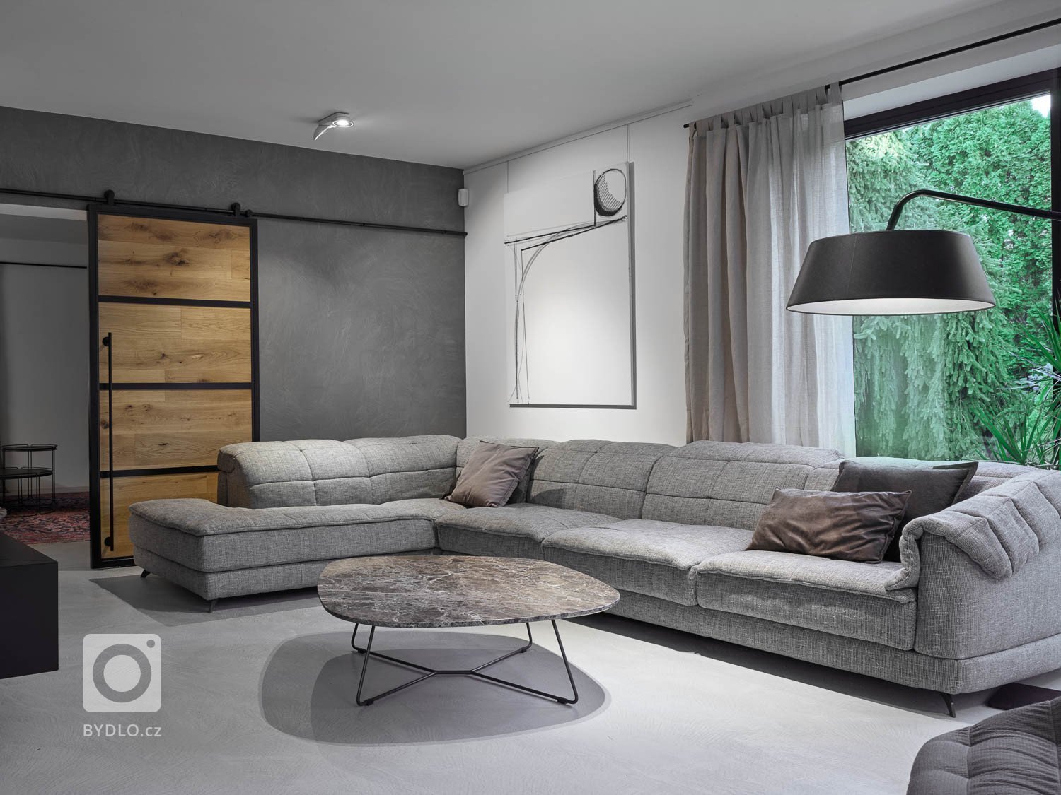 Velká sedací souprava nabízí místo k sezení pro celou rodinu.