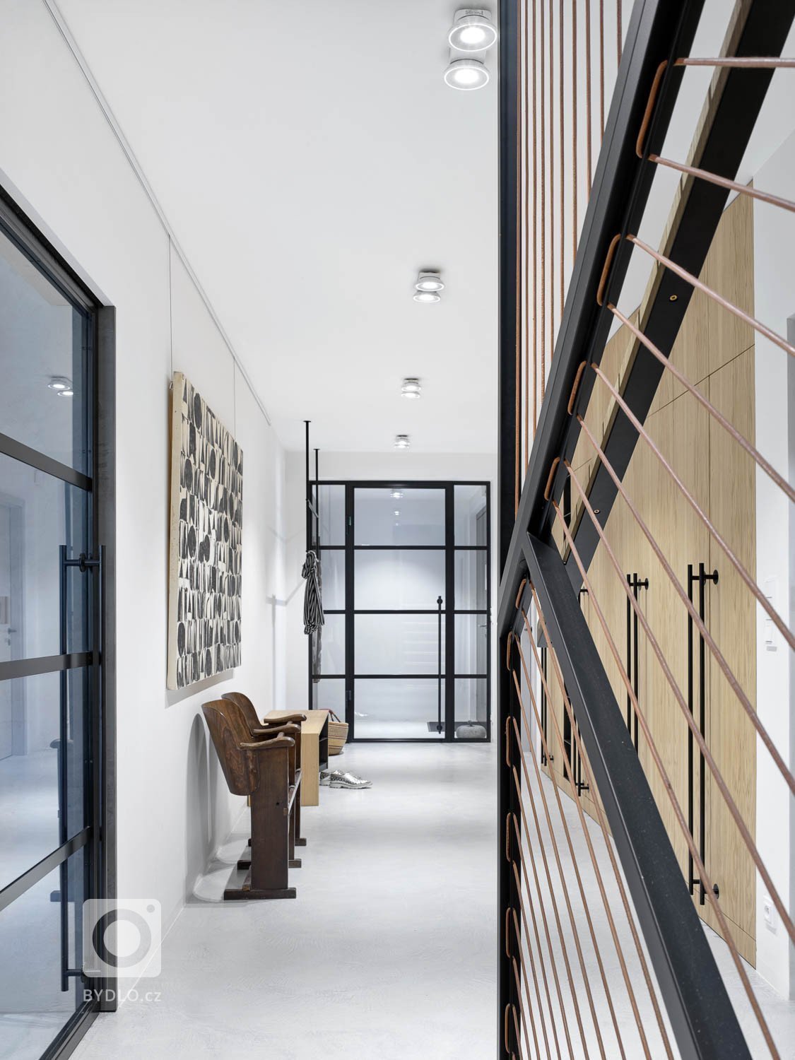 elké pivotové dveře na celou výšku místnosti dominují vstupu a poskytují rám (jako obraz) celé místností. 