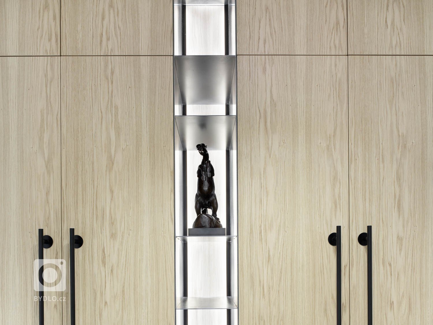 Prostorná bílá hala dala vyniknout velkým uměleckým kusům jako jsou velkoformátové obrazy, skulptura pod schody či železné soše koně.