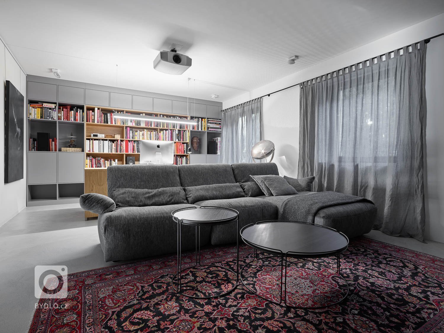 šedá nábytková stěna v pánské pracovně je z lakované MDF a byla zkombinována s dýhou, dekor dub.