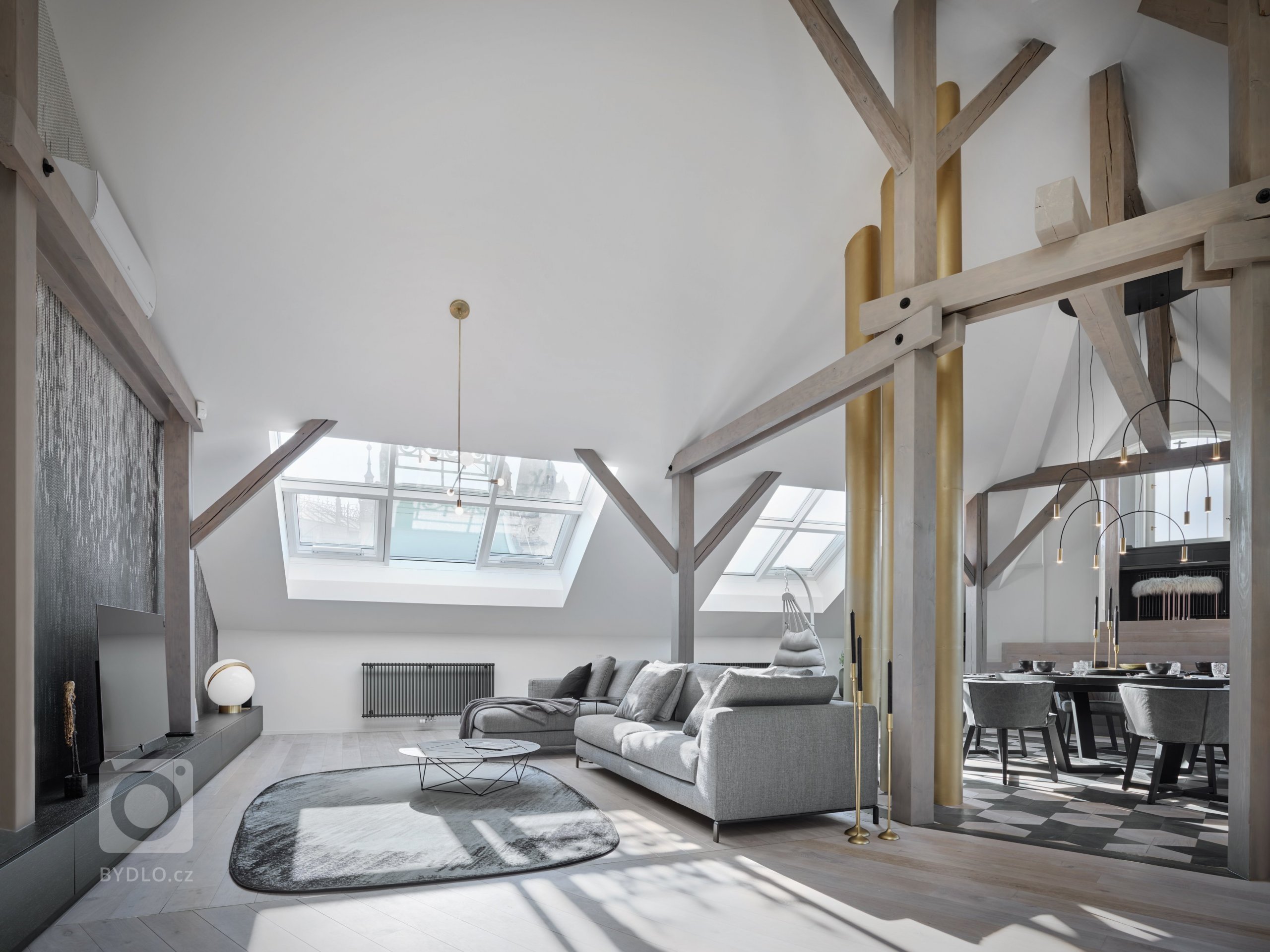 Centrálním prostorem je tedy jídelna, obývací pokoj s “relax zónou” a kuchyně s kuchyňským ostrůvkem.