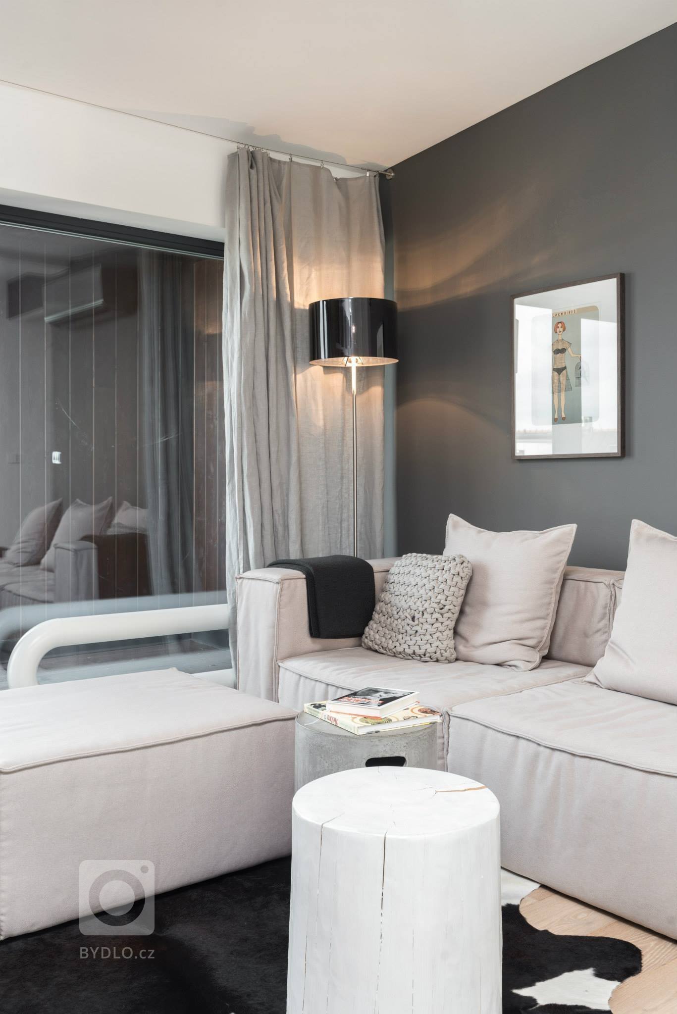 Podkrovní byt v činžovních domů nedaleko Stromovky. Dispozice byla již daná včetně zrealizované koupelny, ostatní povrchy se řešily až s návrhem interiéru. V…