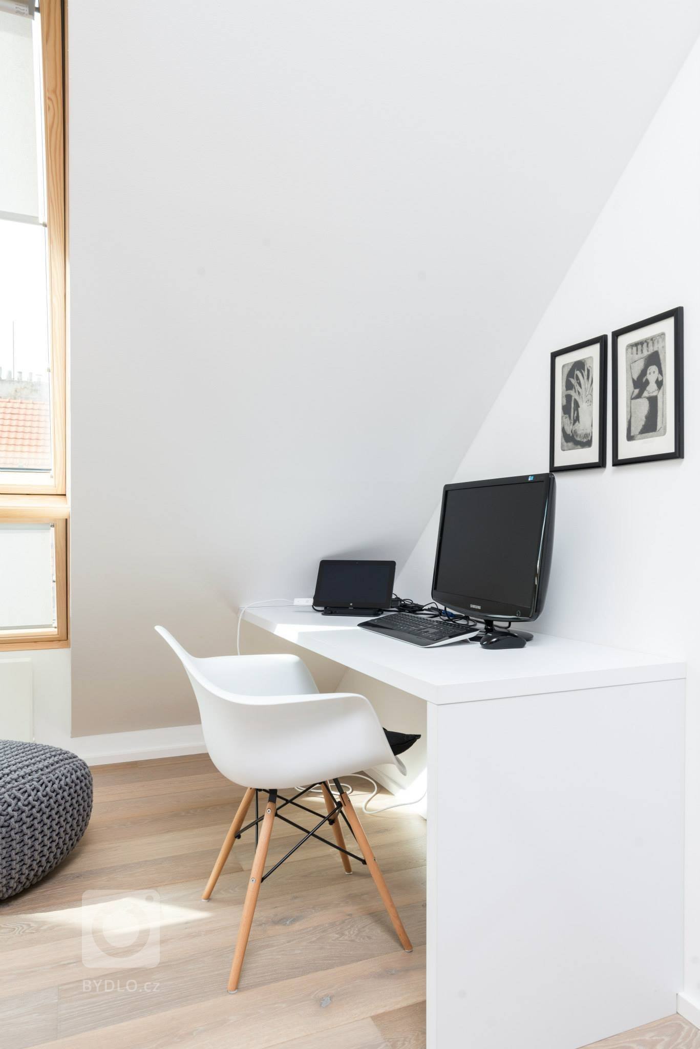 Podkrovní byt v činžovních domů nedaleko Stromovky. Dispozice byla již daná včetně zrealizované koupelny, ostatní povrchy se řešily až s návrhem interiéru. V…