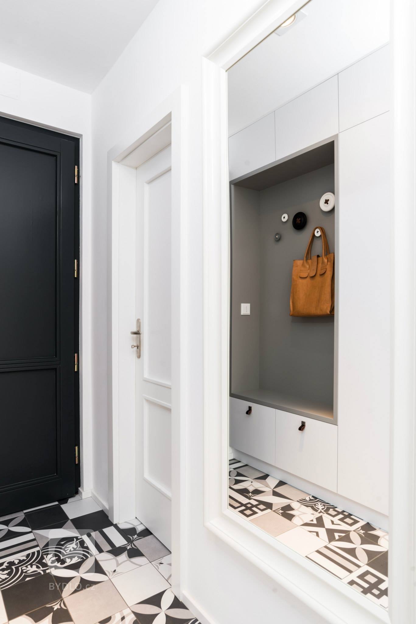 Podkrovní byt v činžovních domů nedaleko Stromovky. Dispozice byla již daná včetně zrealizované koupelny, ostatní povrchy se řešily až s návrhem interiéru. V…