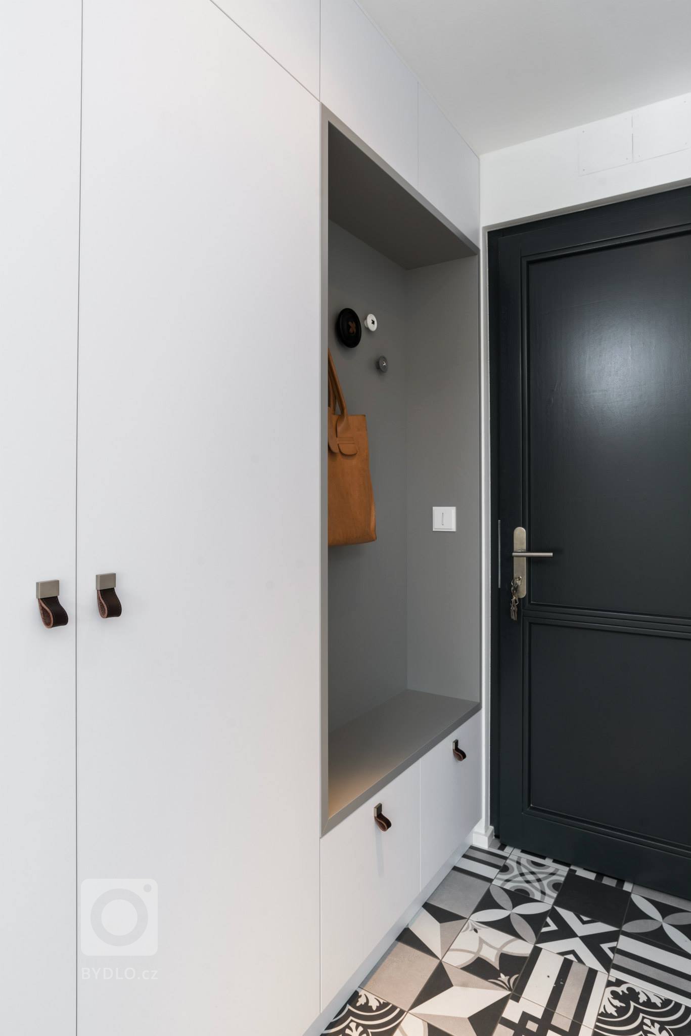 Podkrovní byt v činžovních domů nedaleko Stromovky. Dispozice byla již daná včetně zrealizované koupelny, ostatní povrchy se řešily až s návrhem interiéru. V…