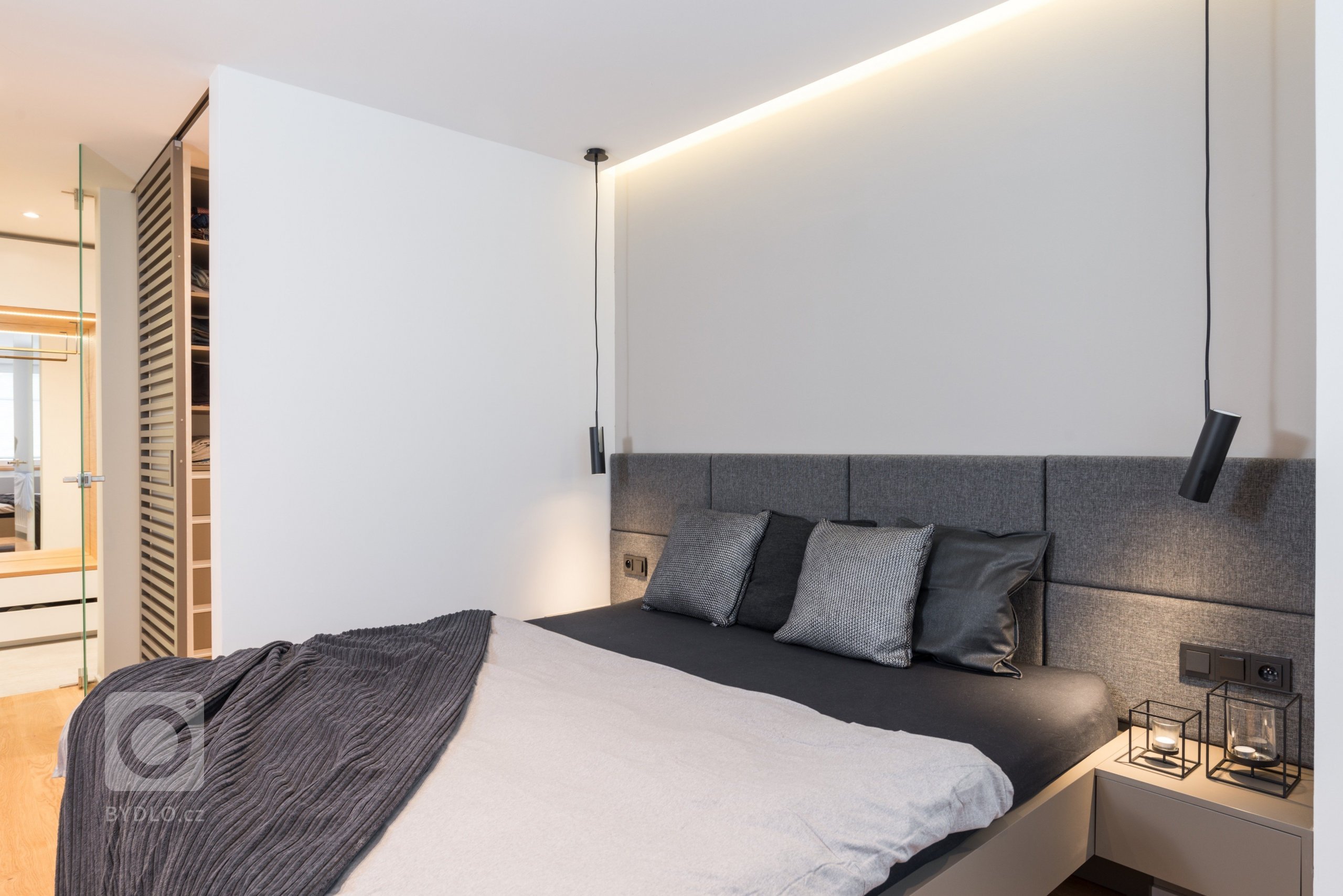 Interiér s akcenty černé, šedé a aplikacemi z betonu,&nbsp;&nbsp;jedná se o starší novostavbu, jejíž původní dispozice byla nevyhovující. Nová dispozice byla…