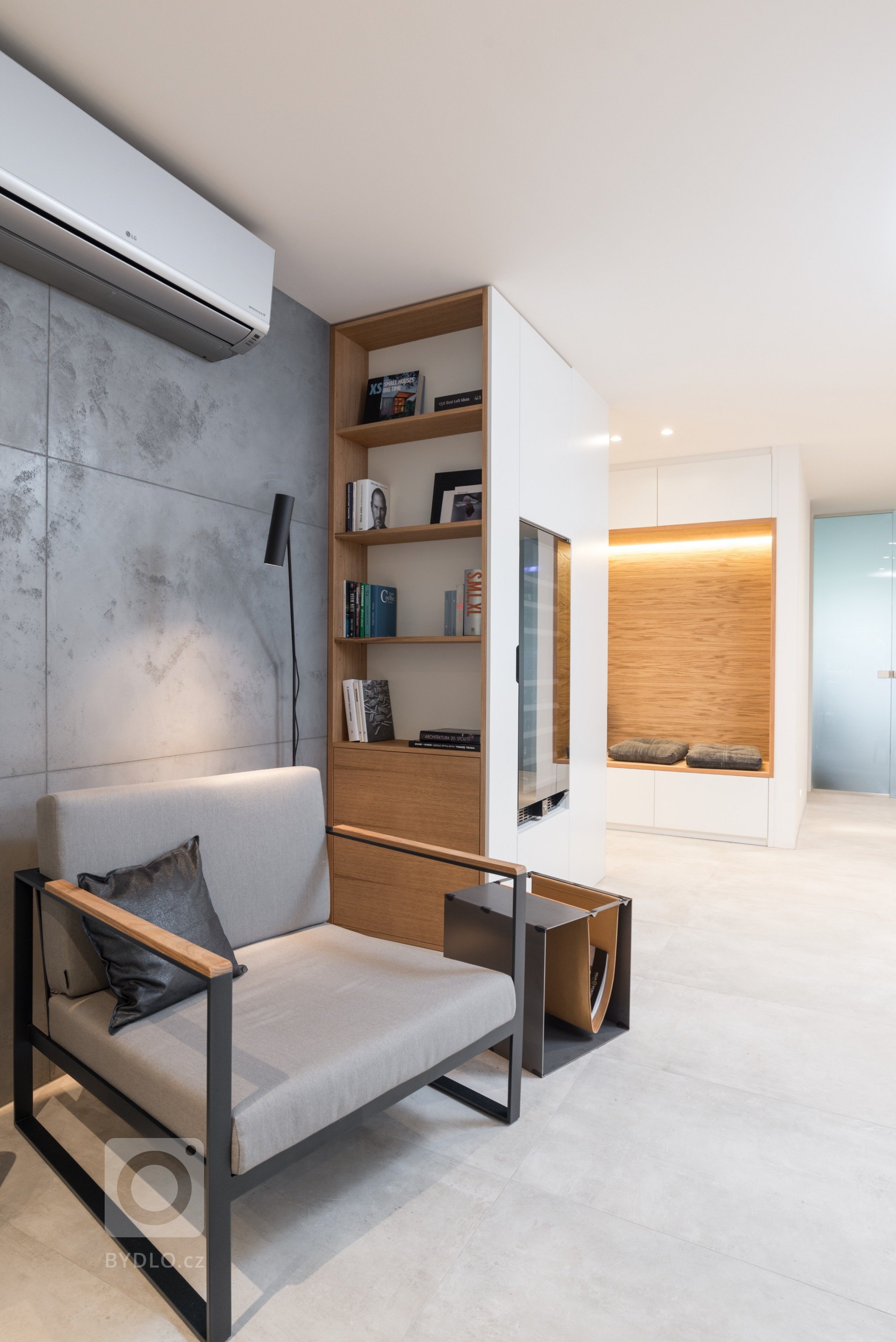 Interiér s akcenty černé, šedé a aplikacemi z betonu,&nbsp;&nbsp;jedná se o starší novostavbu, jejíž původní dispozice byla nevyhovující. Nová dispozice byla…