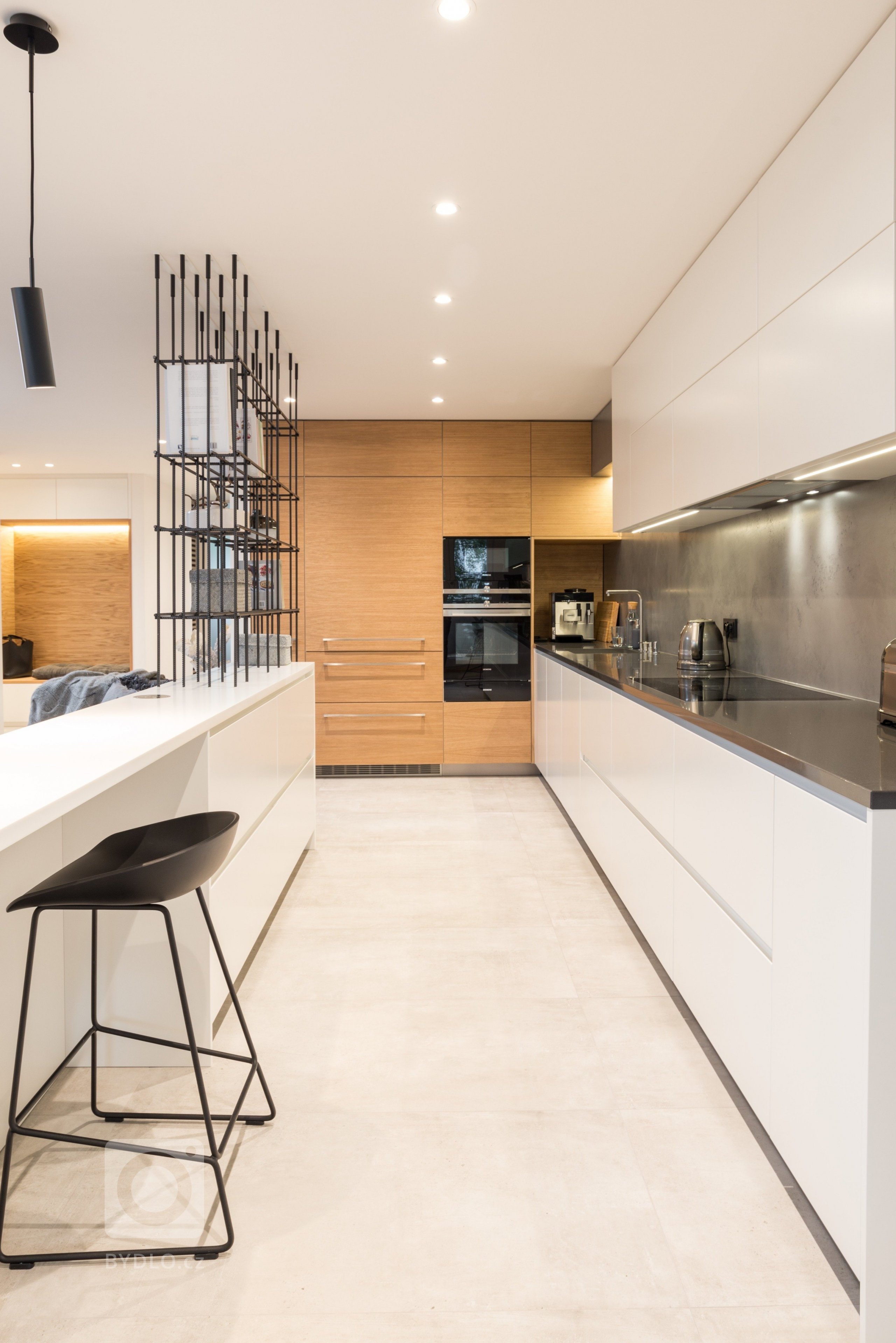 Interiér s akcenty černé, šedé a aplikacemi z betonu,&nbsp;&nbsp;jedná se o starší novostavbu, jejíž původní dispozice byla nevyhovující. Nová dispozice byla…