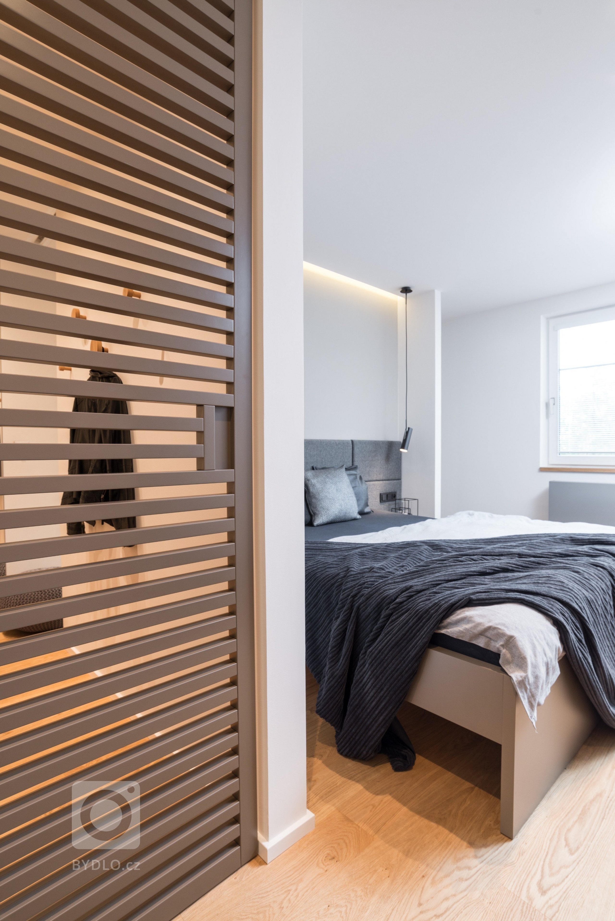 Interiér s akcenty černé, šedé a aplikacemi z betonu,&nbsp;&nbsp;jedná se o starší novostavbu, jejíž původní dispozice byla nevyhovující. Nová dispozice byla…