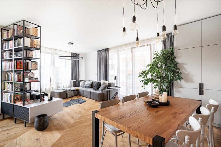 Jedná se o interiér bytu v novostavbě bytového domu s od začátku pevně danou dispozicí. Drobná úprava dispozice nastala v případě koupelny náležící k hlavní…